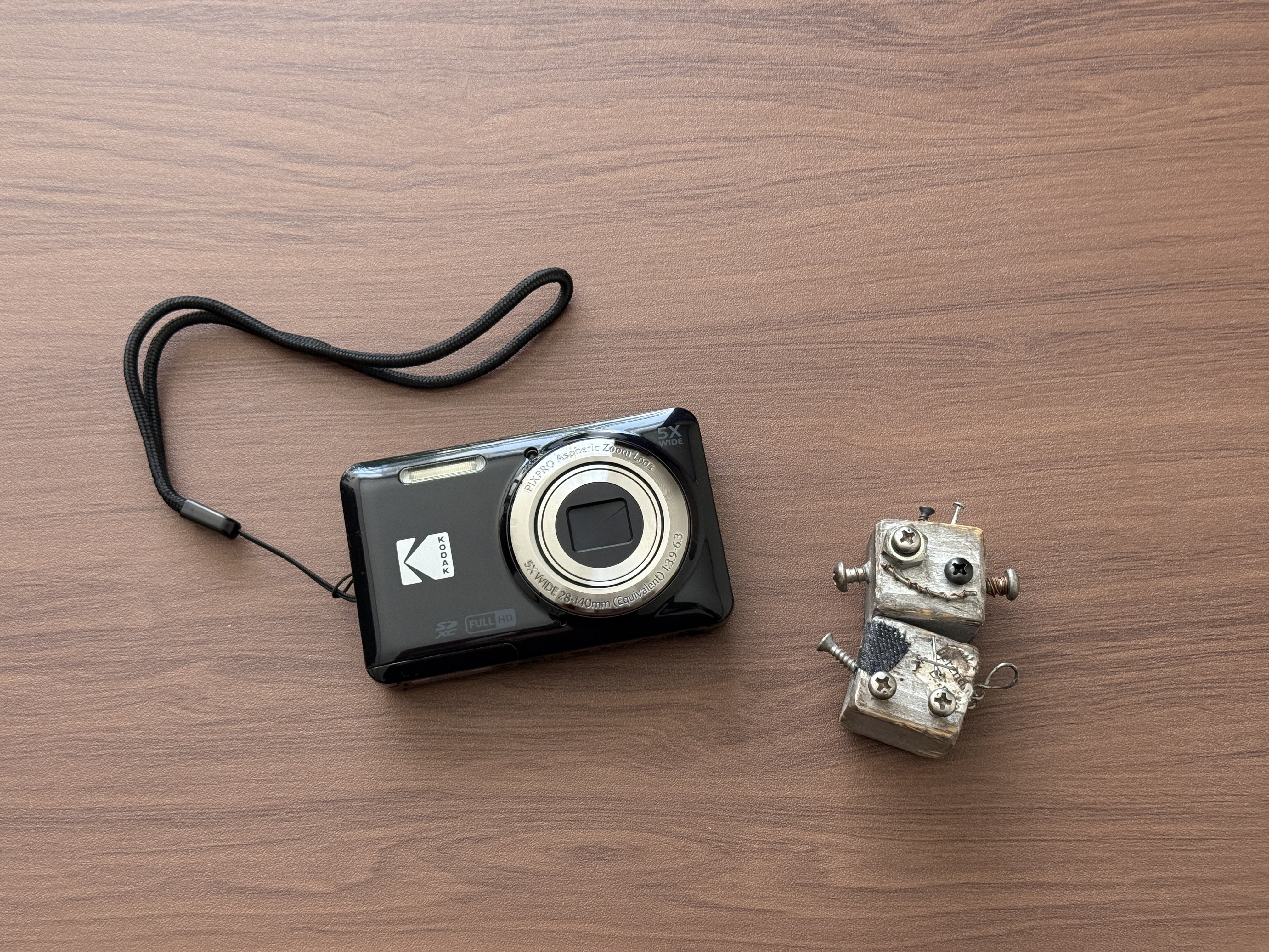 フィルム風に撮れる!?】新品で買える”オールドコンデジ”Kodak フィルム風に撮れる!?】新品で買える”オールドコンデジ”Kodak