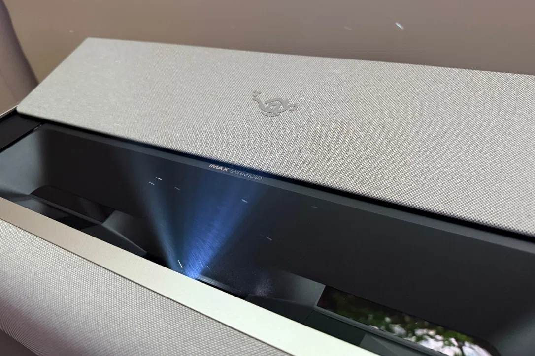 Aladdin Marca Maxレビュー！狭い部屋でも映画館級の大画面！超短焦点プロジェクターの実力とは？