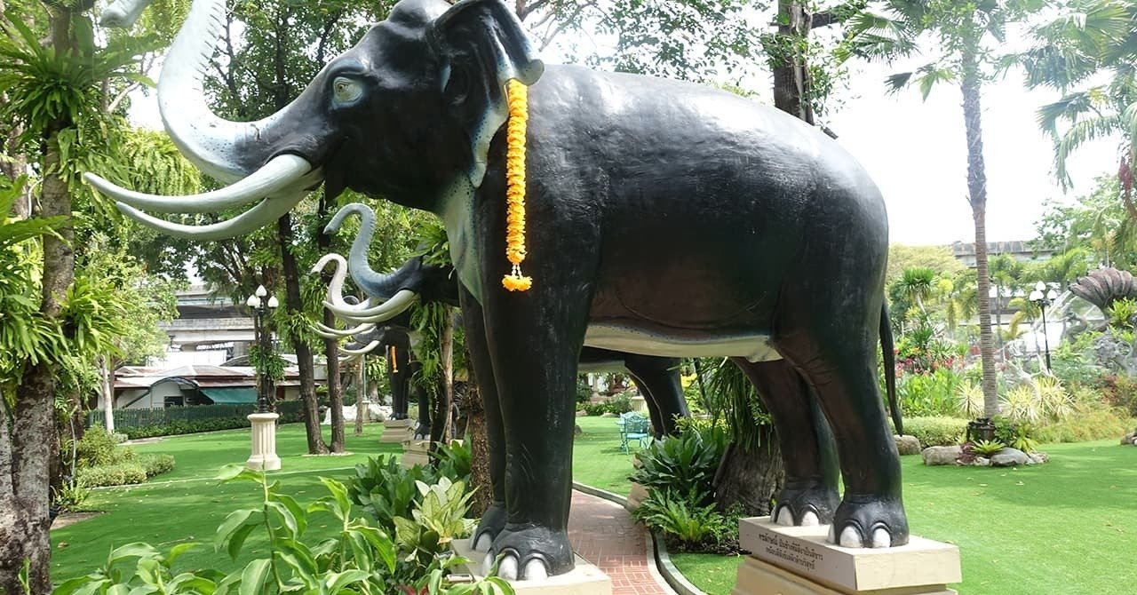三頭像　インドラ神　エラワンの象　タイ国 三頭像 インドラ神 エラワンの象 タイ国 - メルカリ