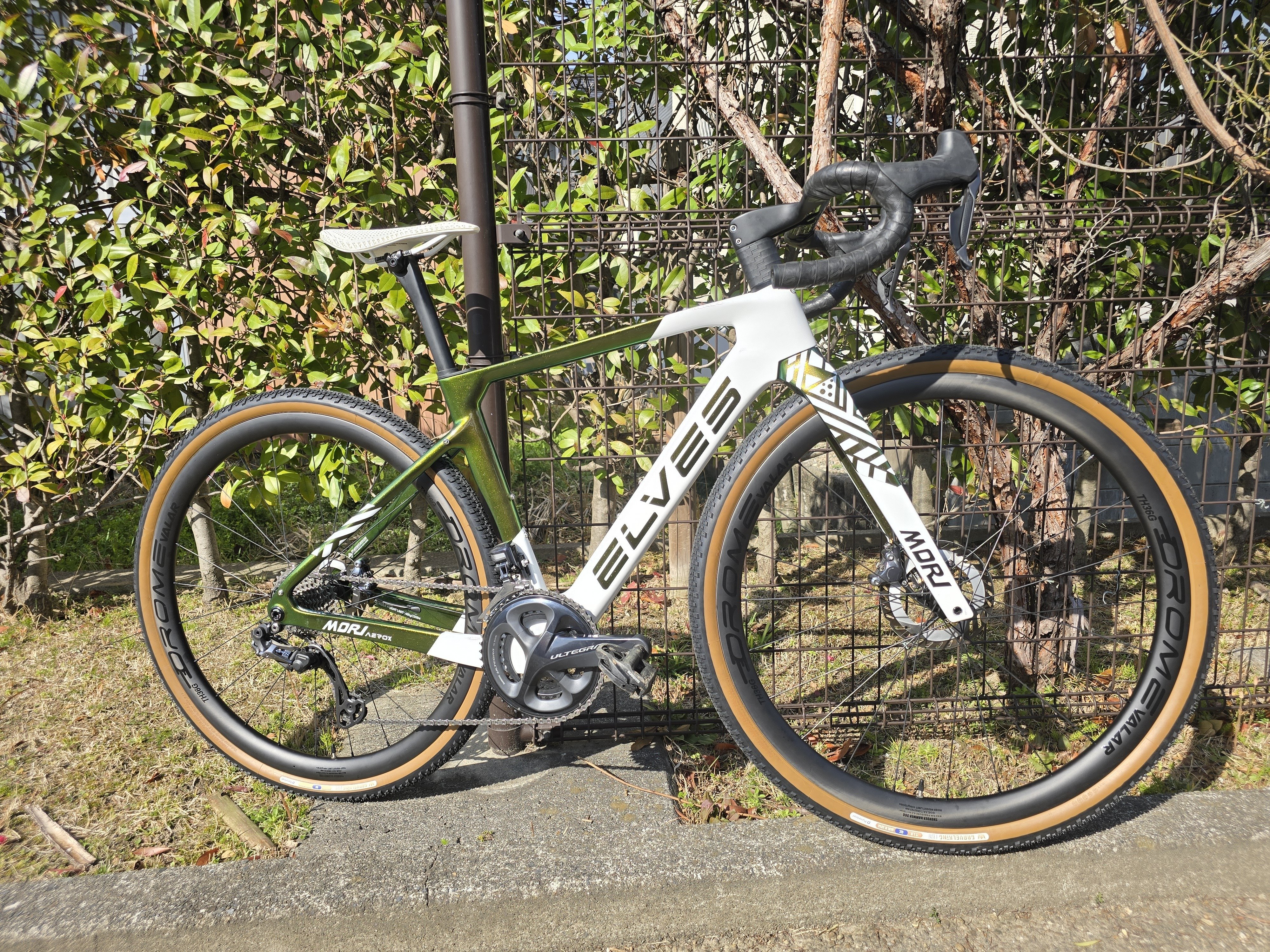 MORI AEPOX: 多様な路面を自由に走るオールラウンドグラベルバイク