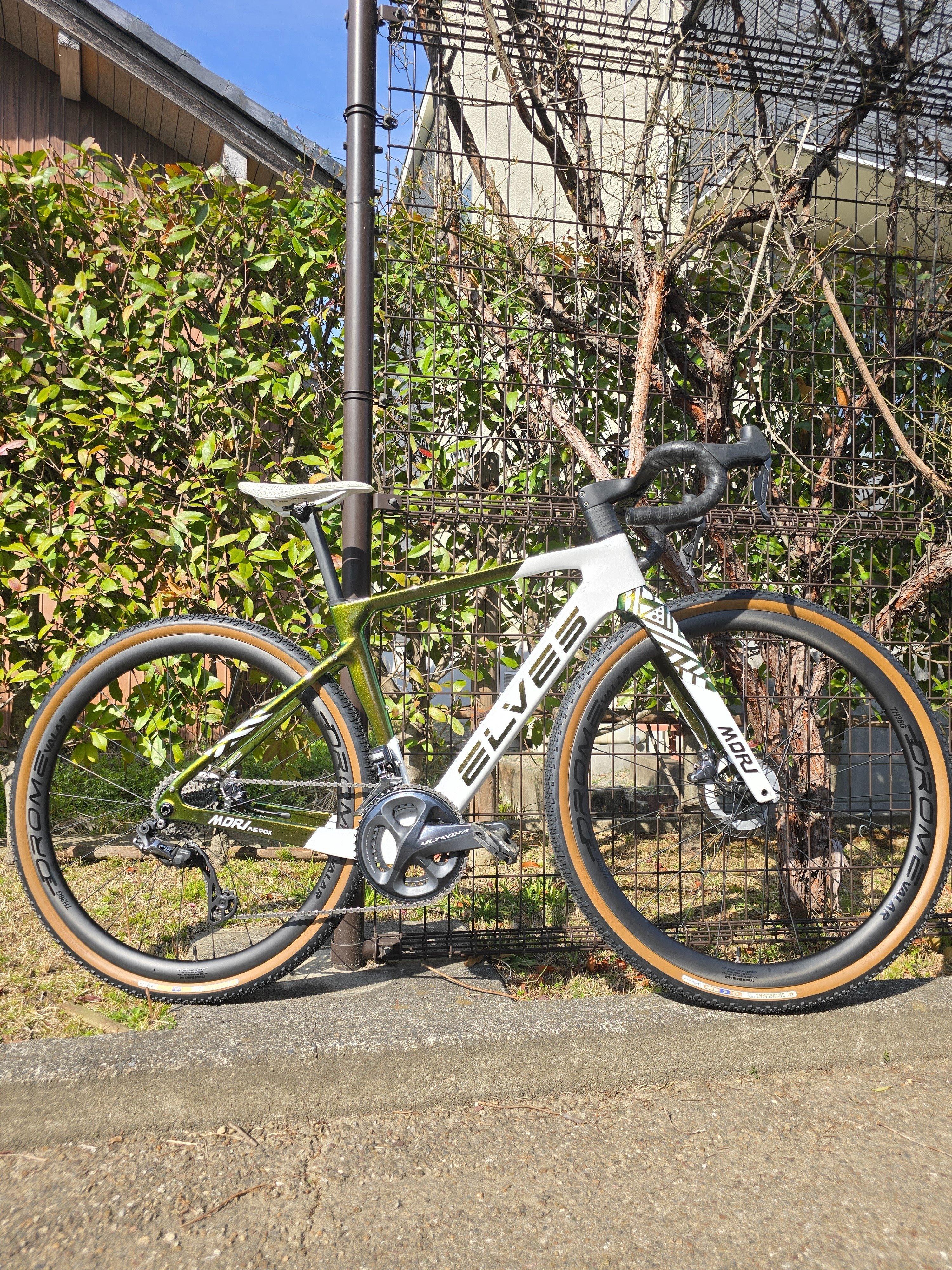 MORI AEPOX: 多様な路面を自由に走るオールラウンドグラベルバイク