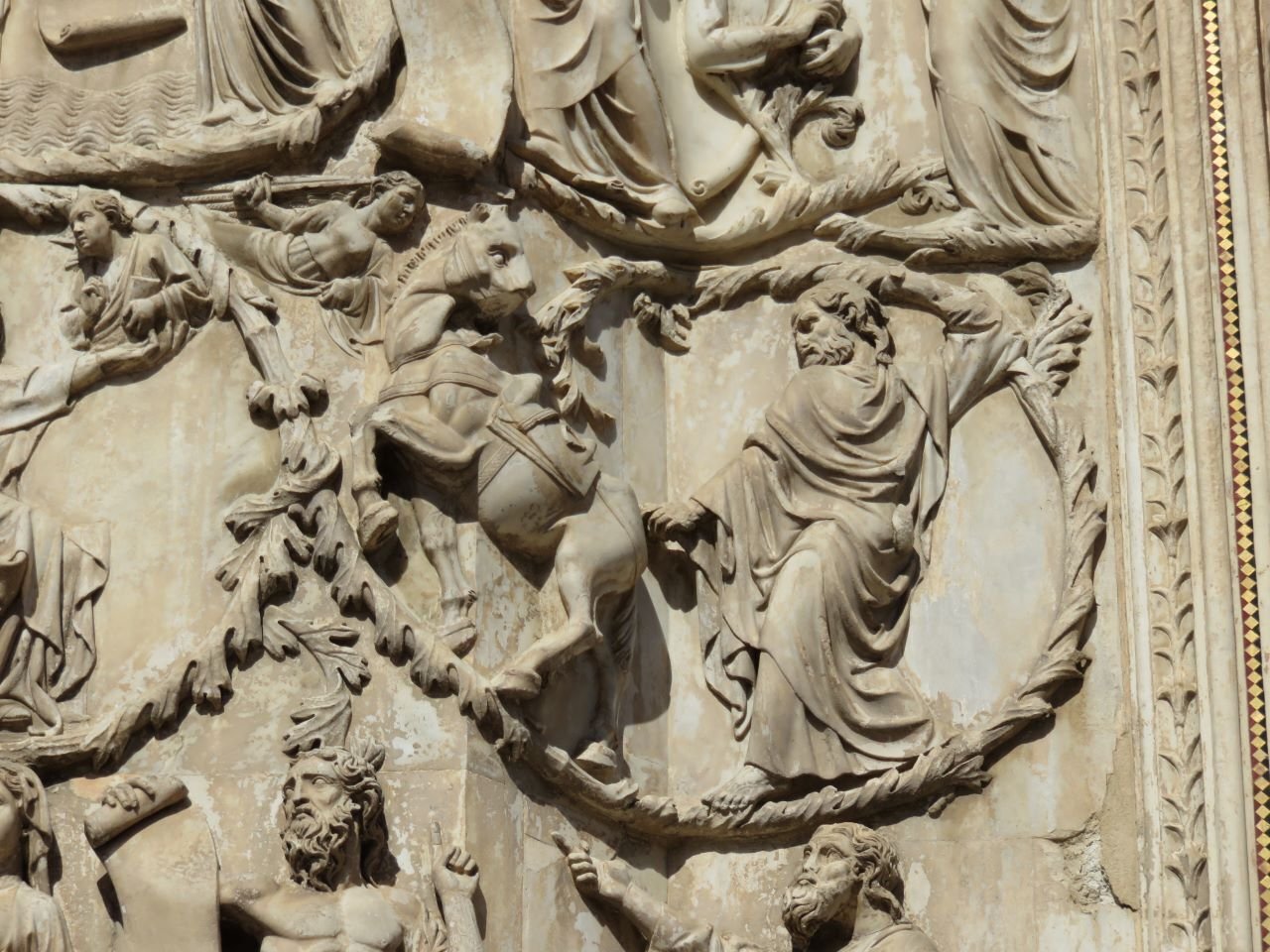 オルヴィエート大聖堂徹底解説①ファサードのレリーフに描かれた