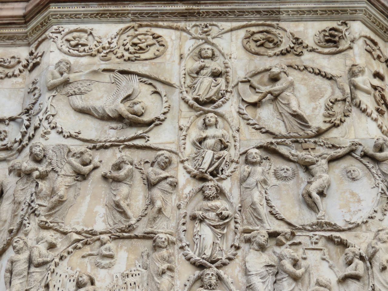 オルヴィエート大聖堂徹底解説①ファサードのレリーフに描かれた