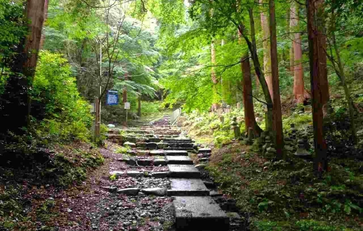 北条仲時主従の墓に向かう参道(蓮華寺 滋賀県米原町番場)