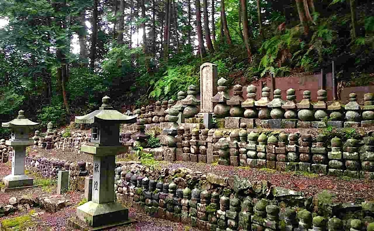 史跡・北条仲時公並四百三十四名の墓(蓮華寺 滋賀県米原町番場)