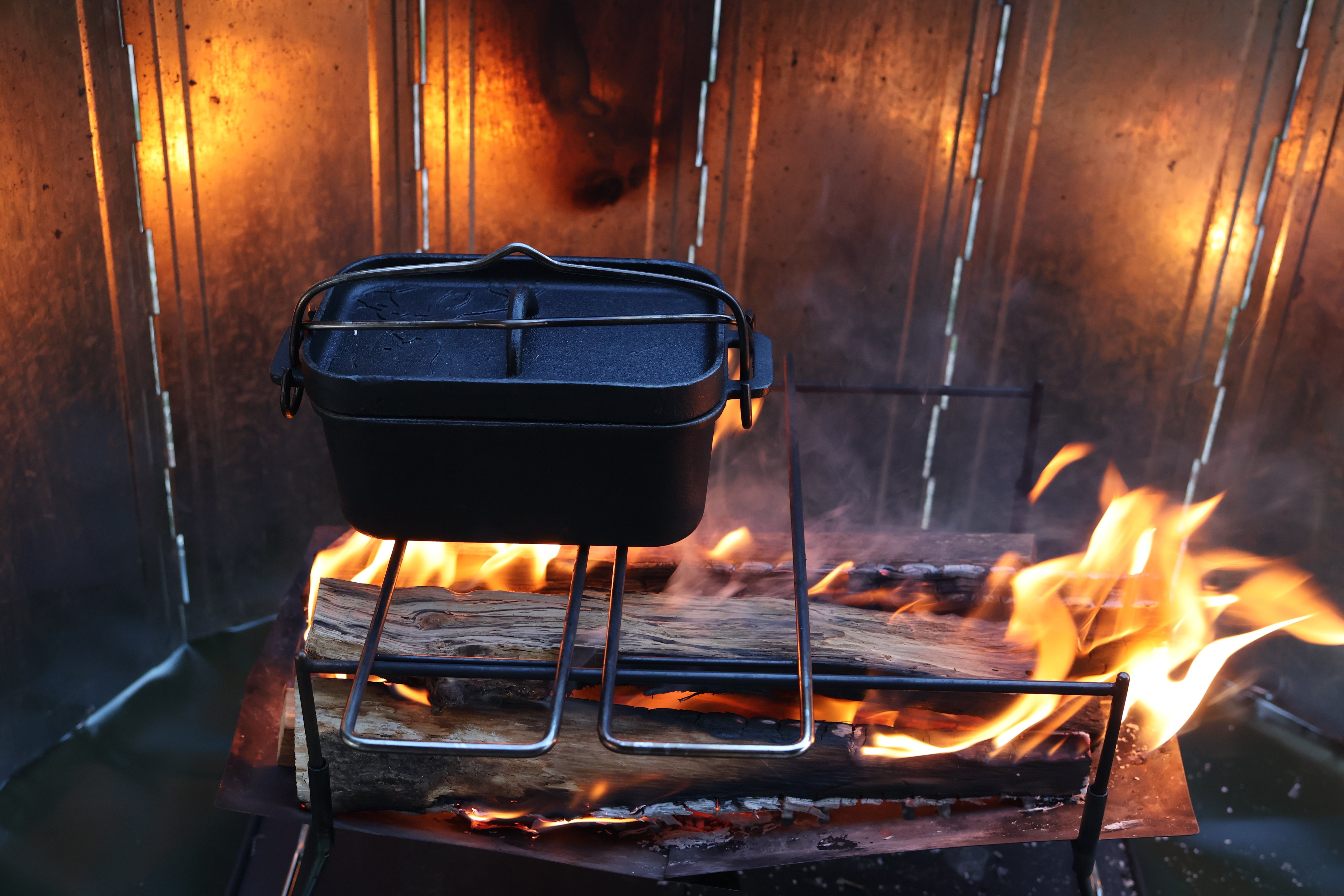 焚き火キャンプ飯 『手羽元のとろとろ豆板醤煮』｜teraken_