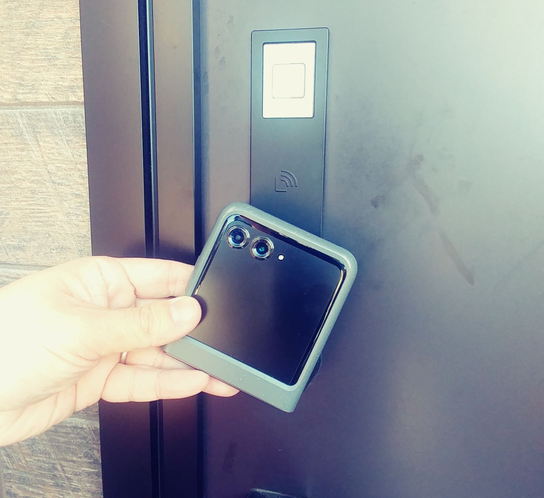 【アイフォン信者さん専用】 iPhone信者な私、Android乗り換えで沼りそう【motorola razr50】｜和