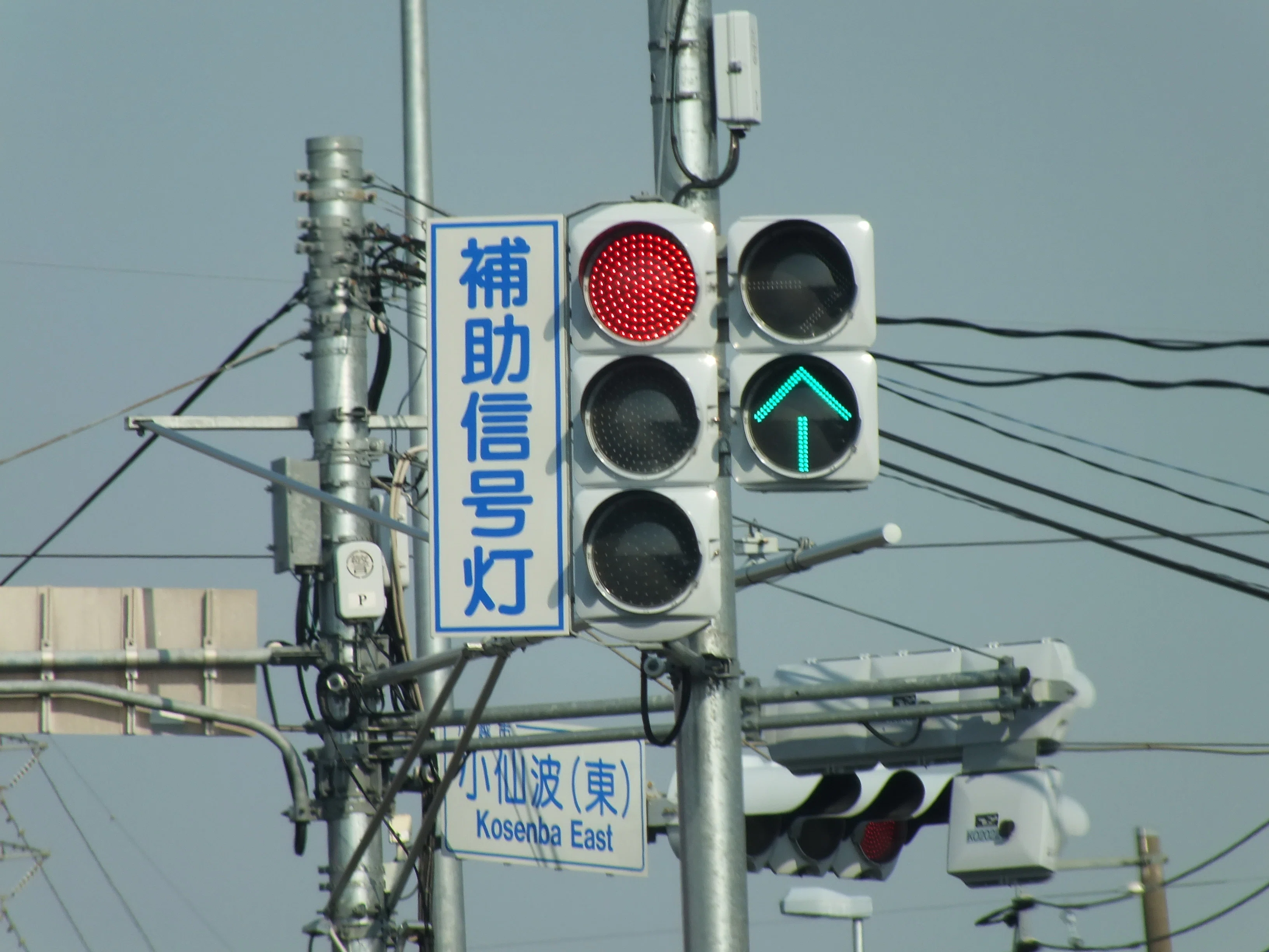 川越-40】川越市小仙波(東)にあるコイトTC2縦型灯器＋直進・右折矢印灯