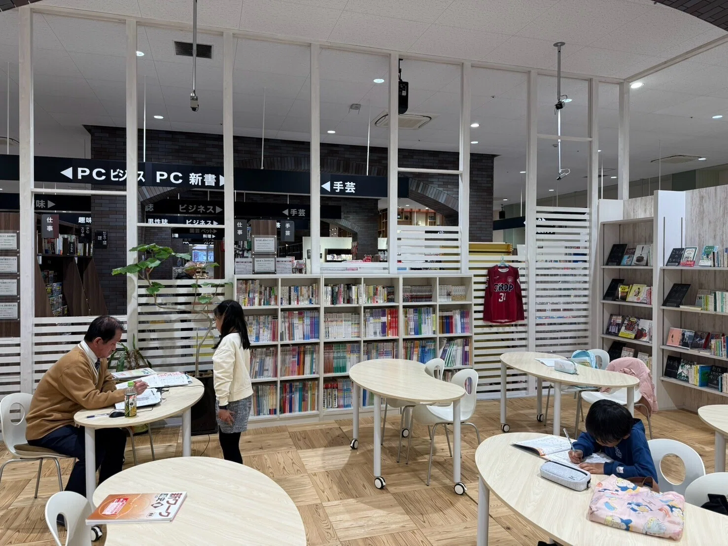 書店の中に塾をつくったら、現実的にも理念的にも相性が良すぎた｜ライツ社