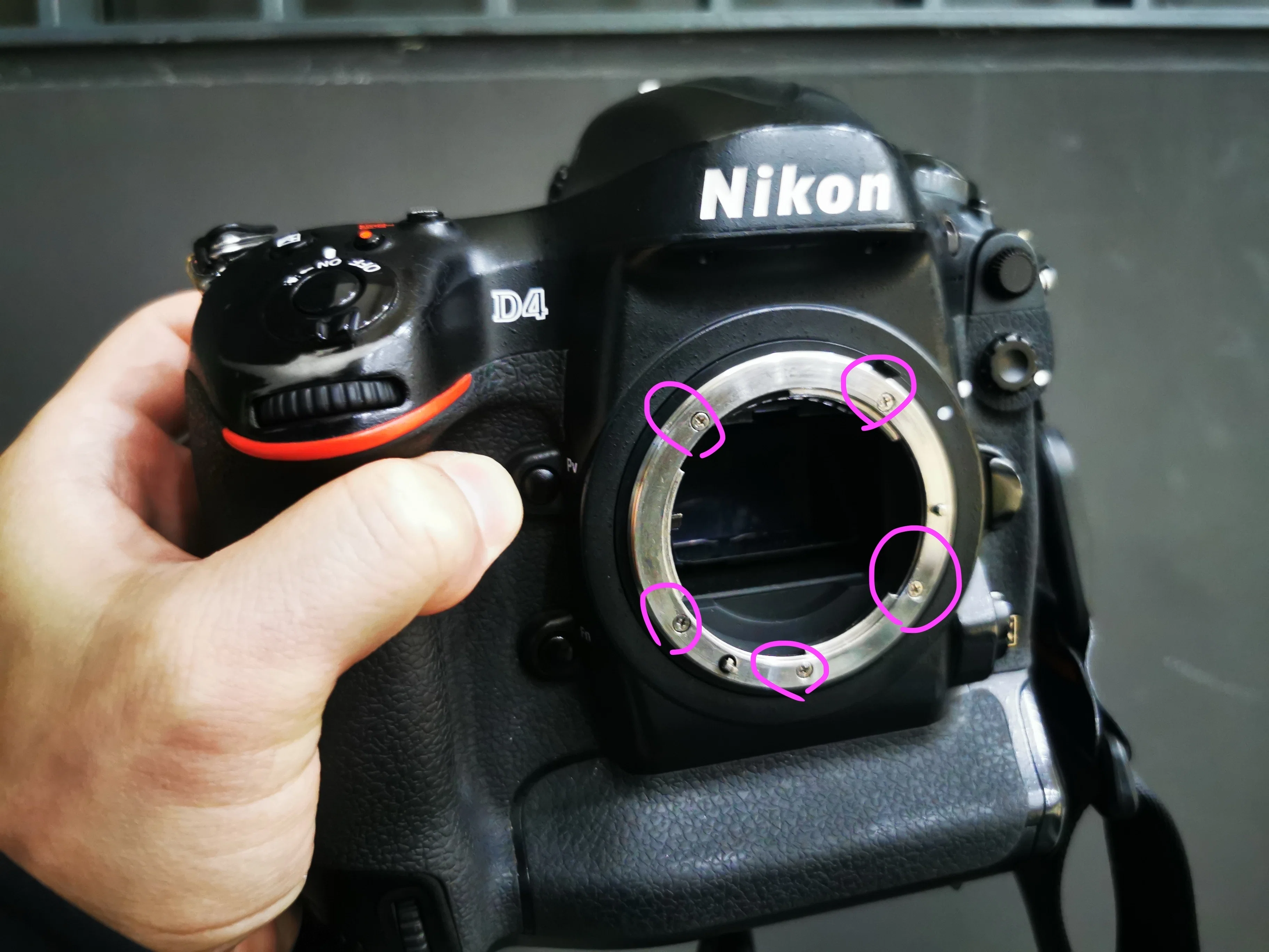 Nikon D4 動作確認済み Nikon D4のオートフォーカスが不調だったがネジを締め直したところ復活
