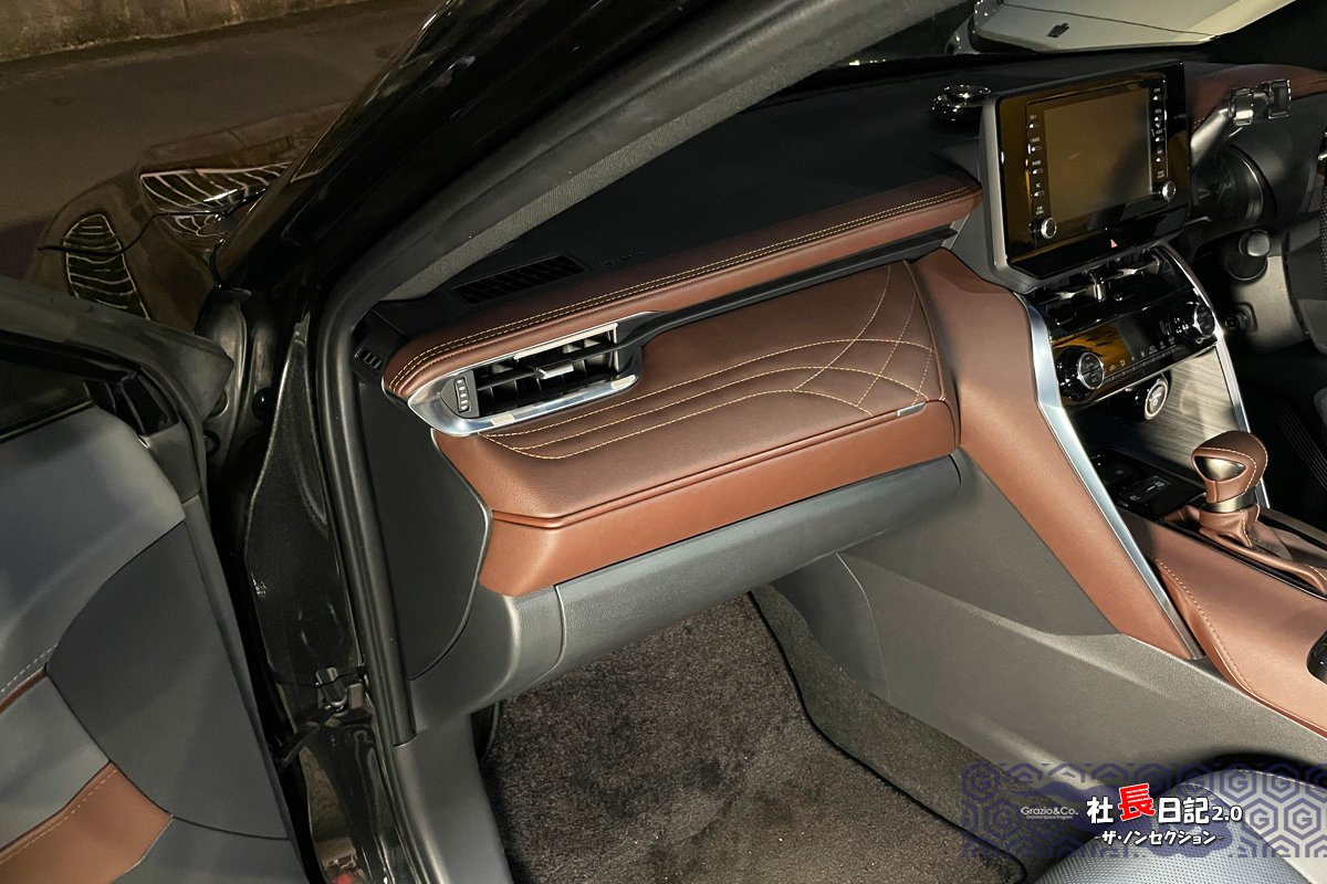 ブラウン内装真の姿がこちらです。ジオメトリー炸裂！80ハリアー