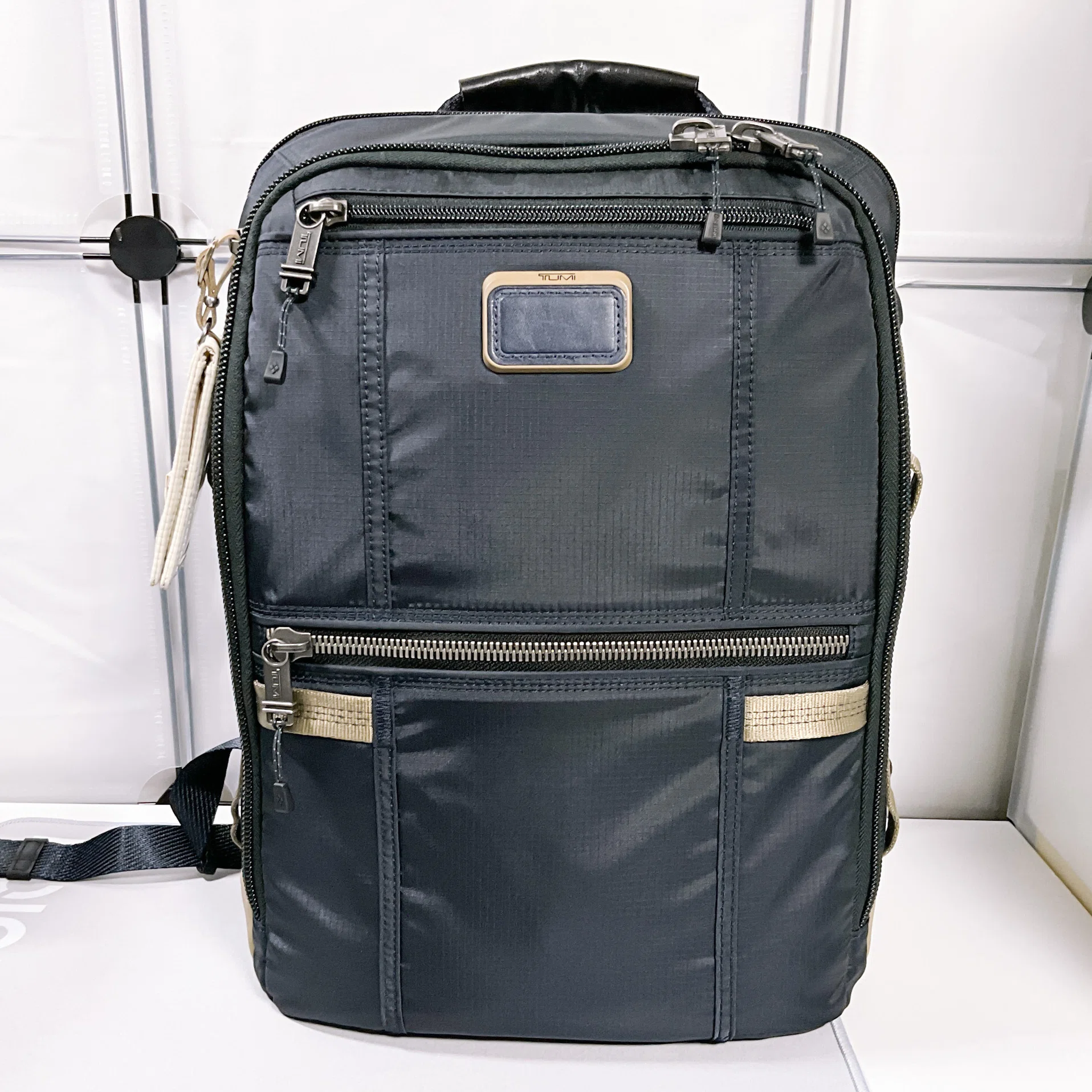 TUMI】 無印良品のパスケースをバックパックに取り付けてみる 