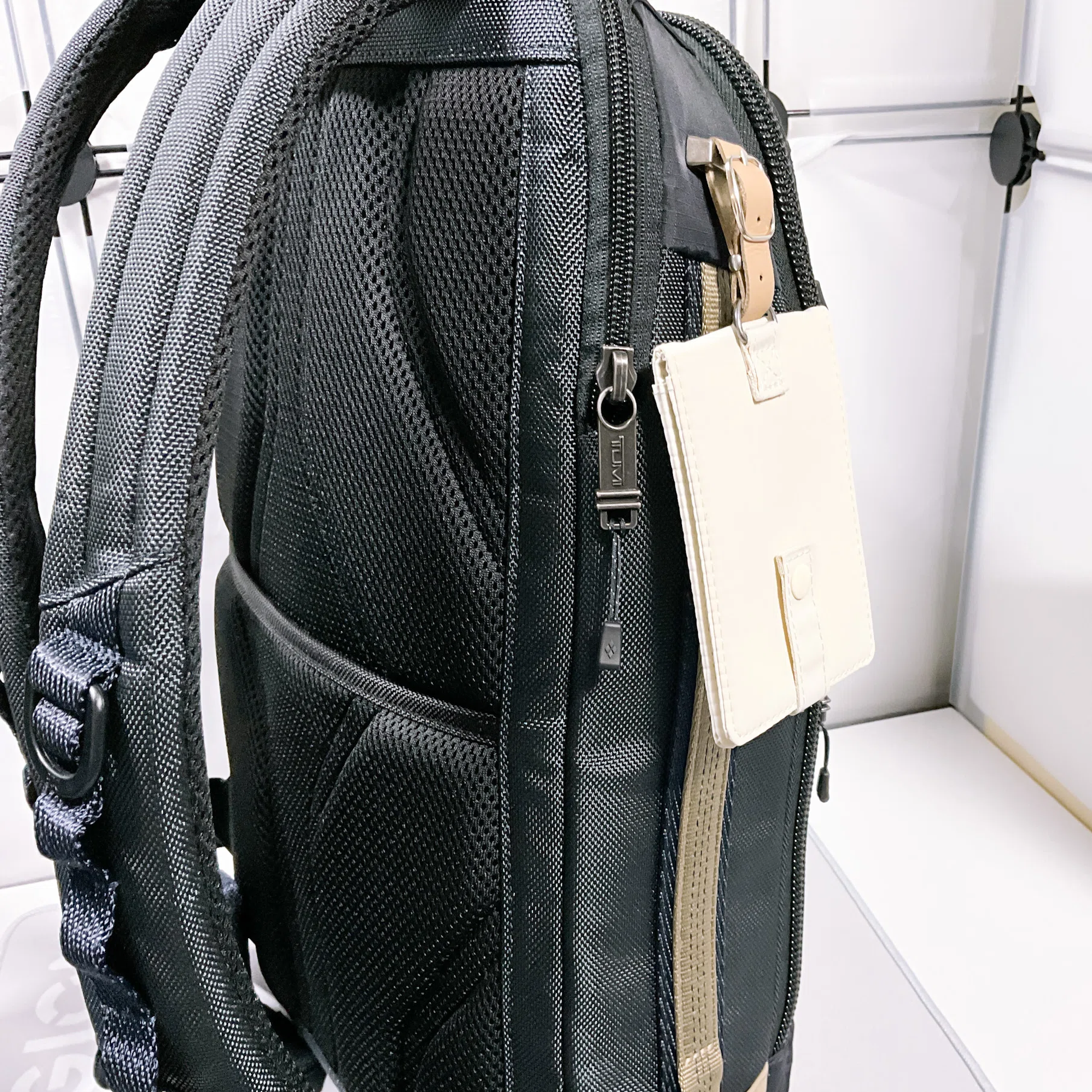 TUMI】 無印良品のパスケースをバックパックに取り付けてみる 