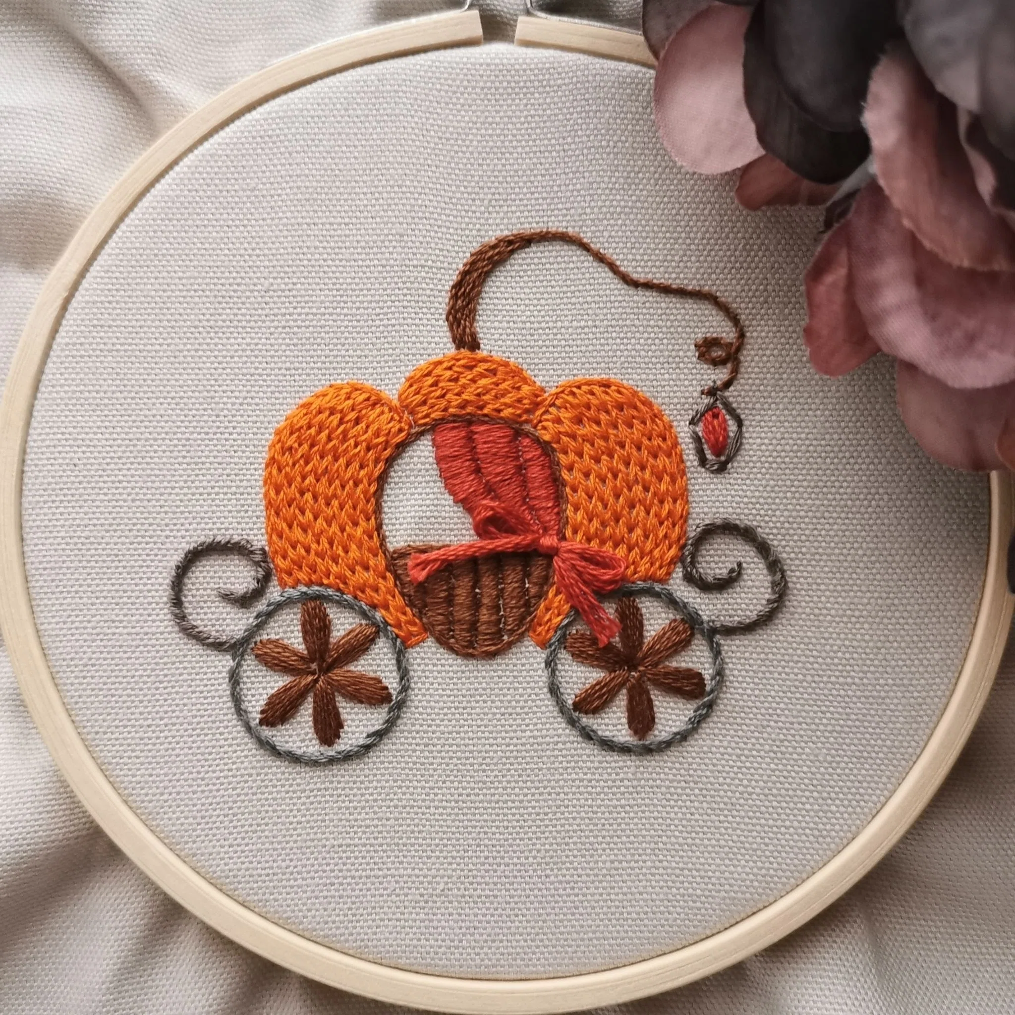 100円ダウンロード】カボチャの馬車の図案｜刺繍布小物MomonoHa