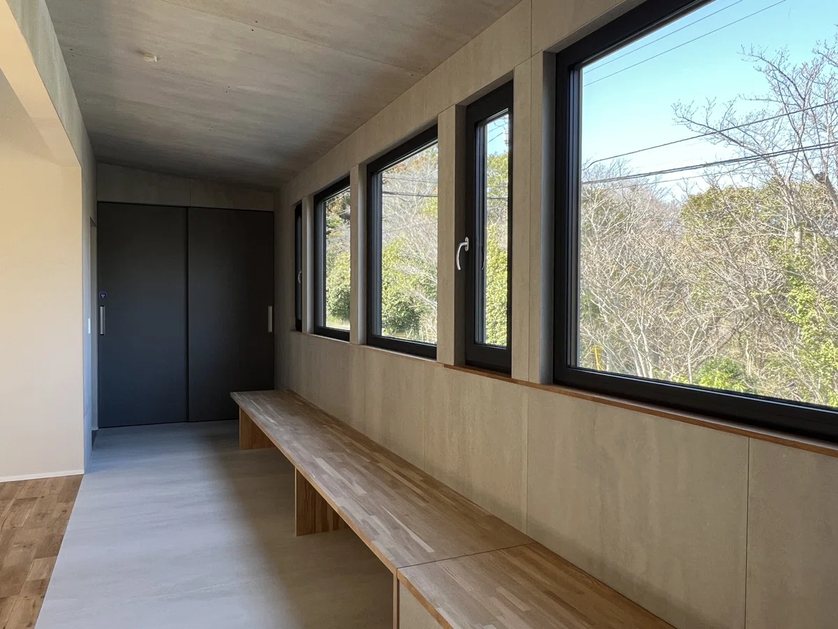高低差を活かし北側の借景を望む家|KIMIJIMA and HAUS
