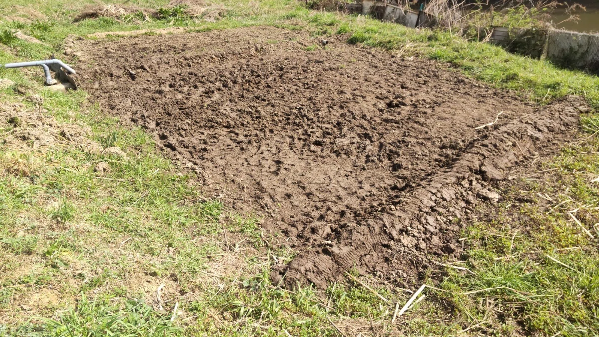 畦を盛って、小さな田んぼに最初の水を導く｜ぬくみねっと