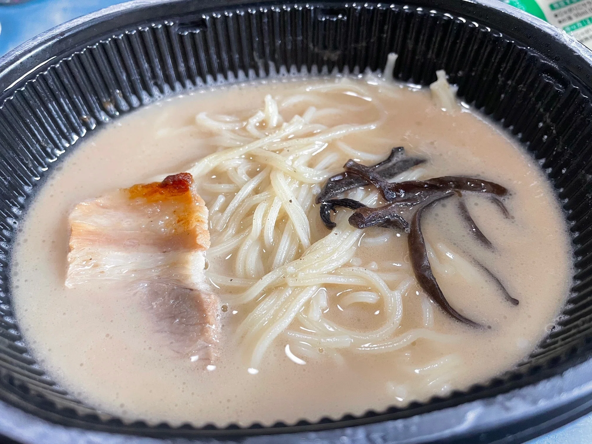 セブンの冷凍とんこつラーメン｜三々