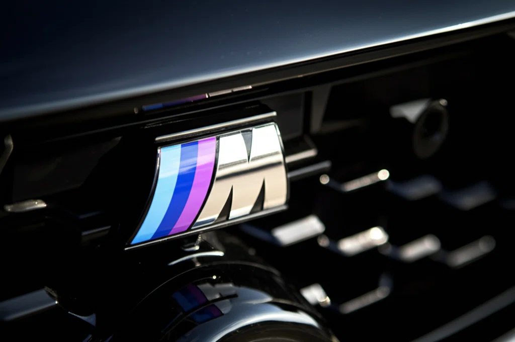 BMW Mの象徴的なロゴとカラー
