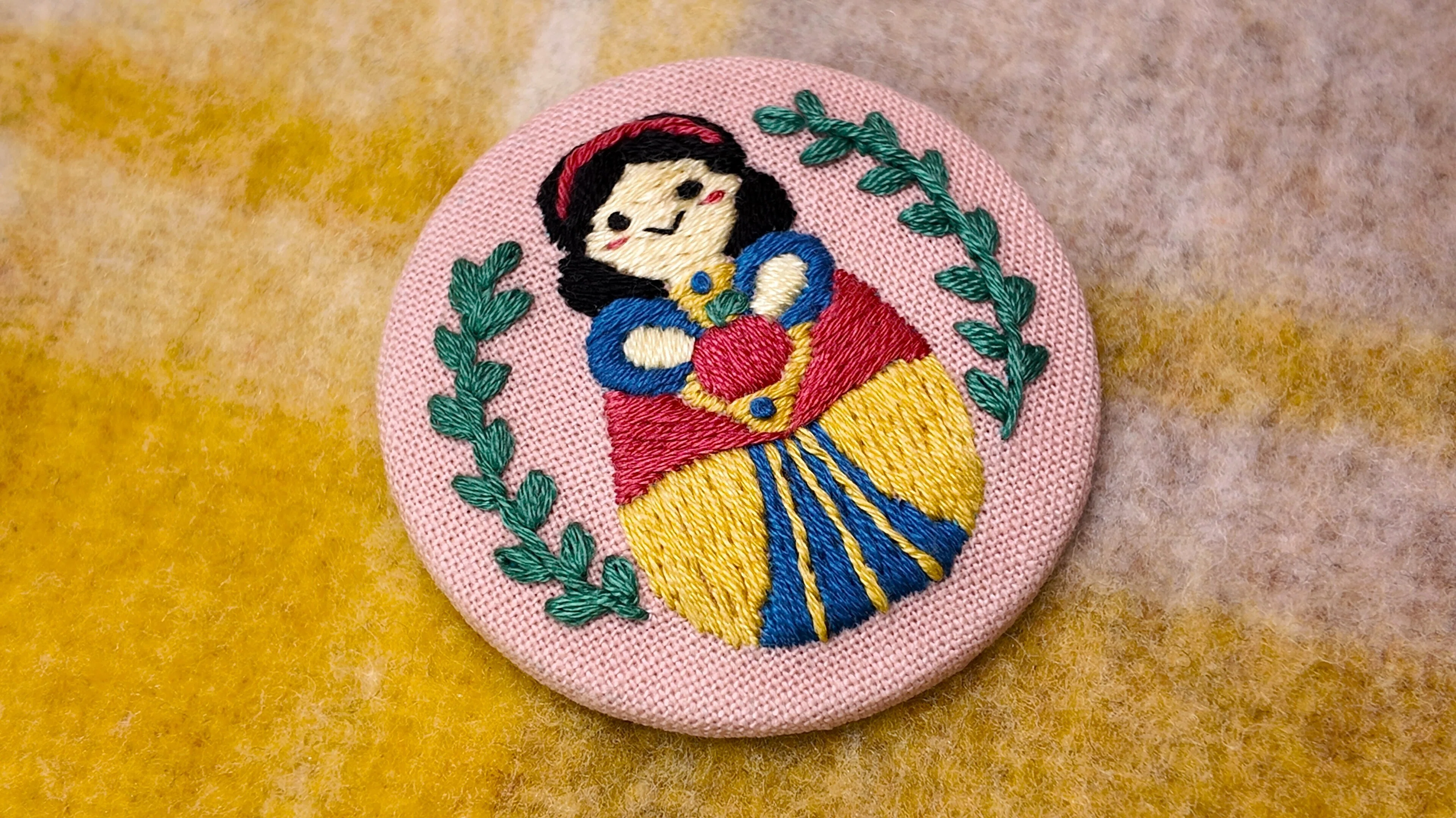 刺繍図案付】白雪姫の刺繍缶バッジ-YouTube解説あり-｜はなめろん