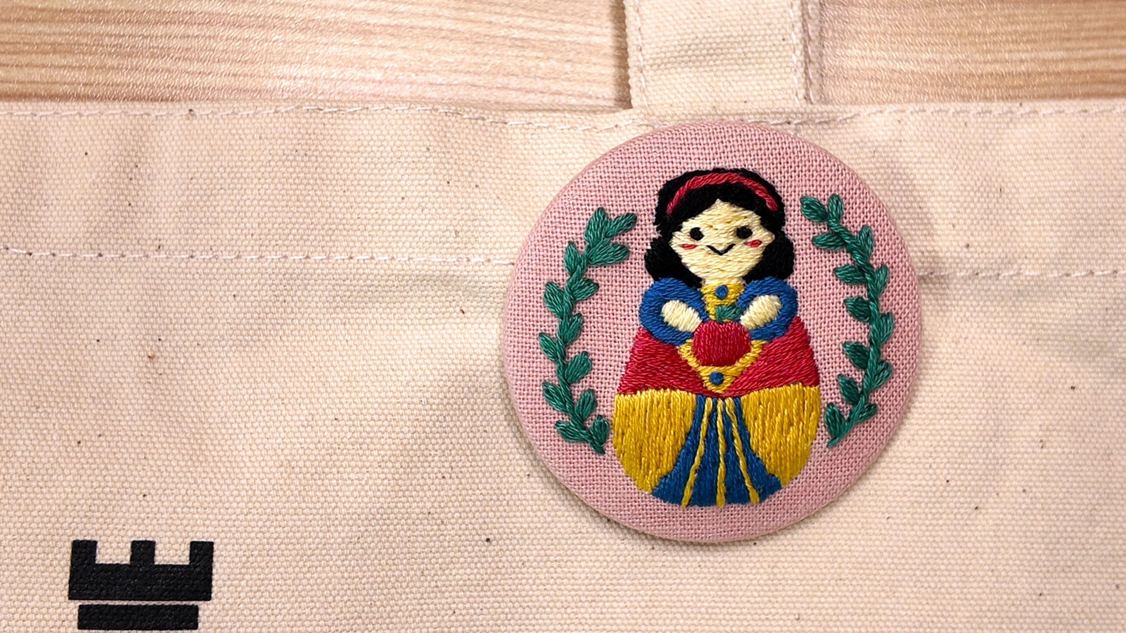 刺繍図案付】白雪姫の刺繍缶バッジ-YouTube解説あり-｜はなめろん
