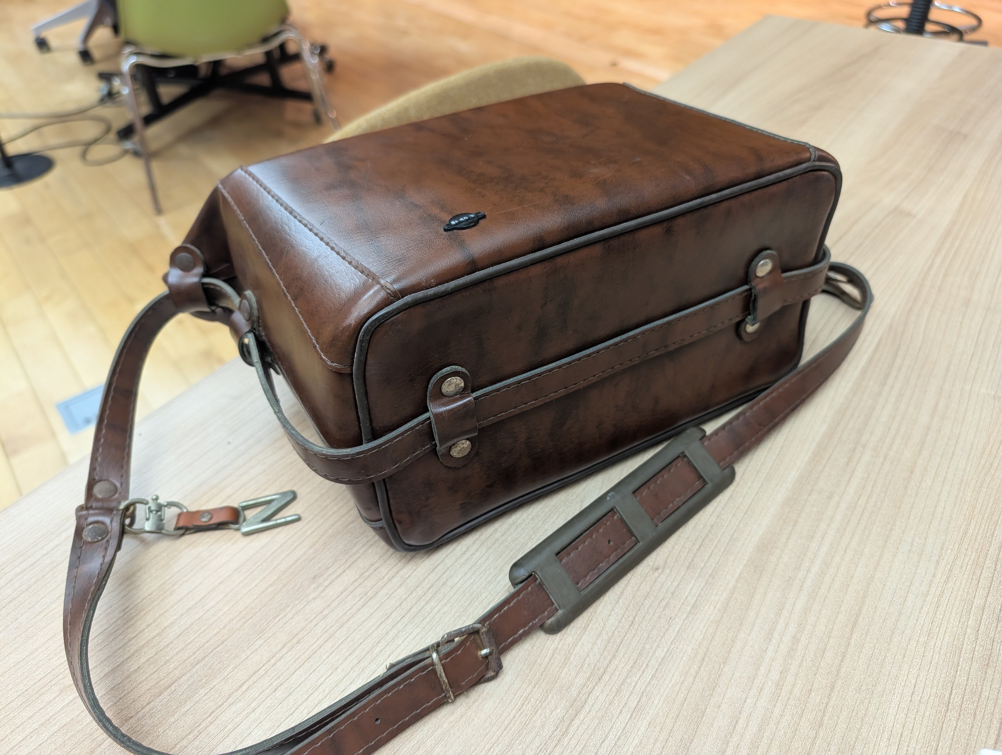 銀座のカメラ店で無料のジャンクカメラバックをいただいたら、結構有名