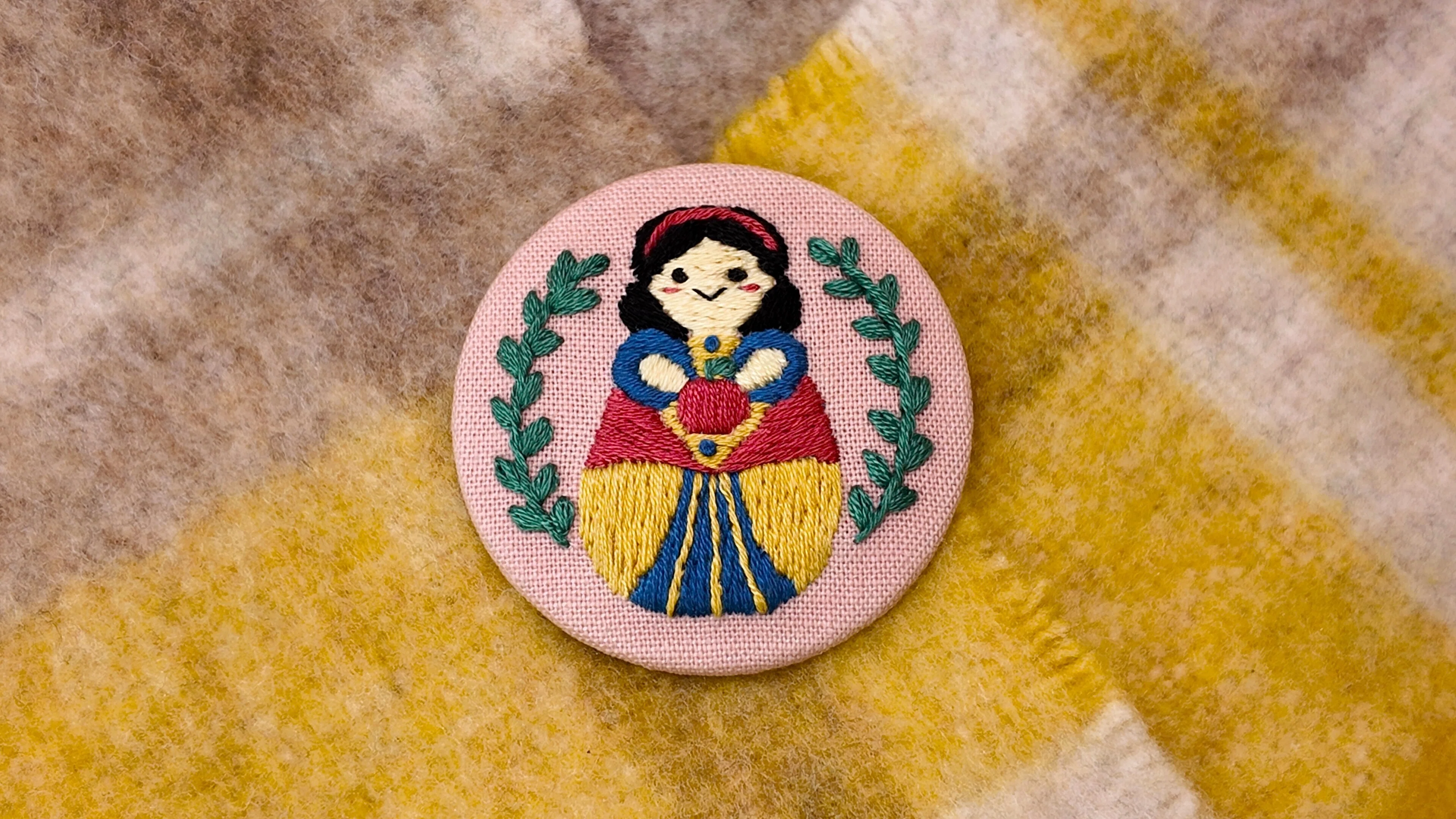 刺繍図案付】白雪姫の刺繍缶バッジ-YouTube解説あり-｜はなめろん