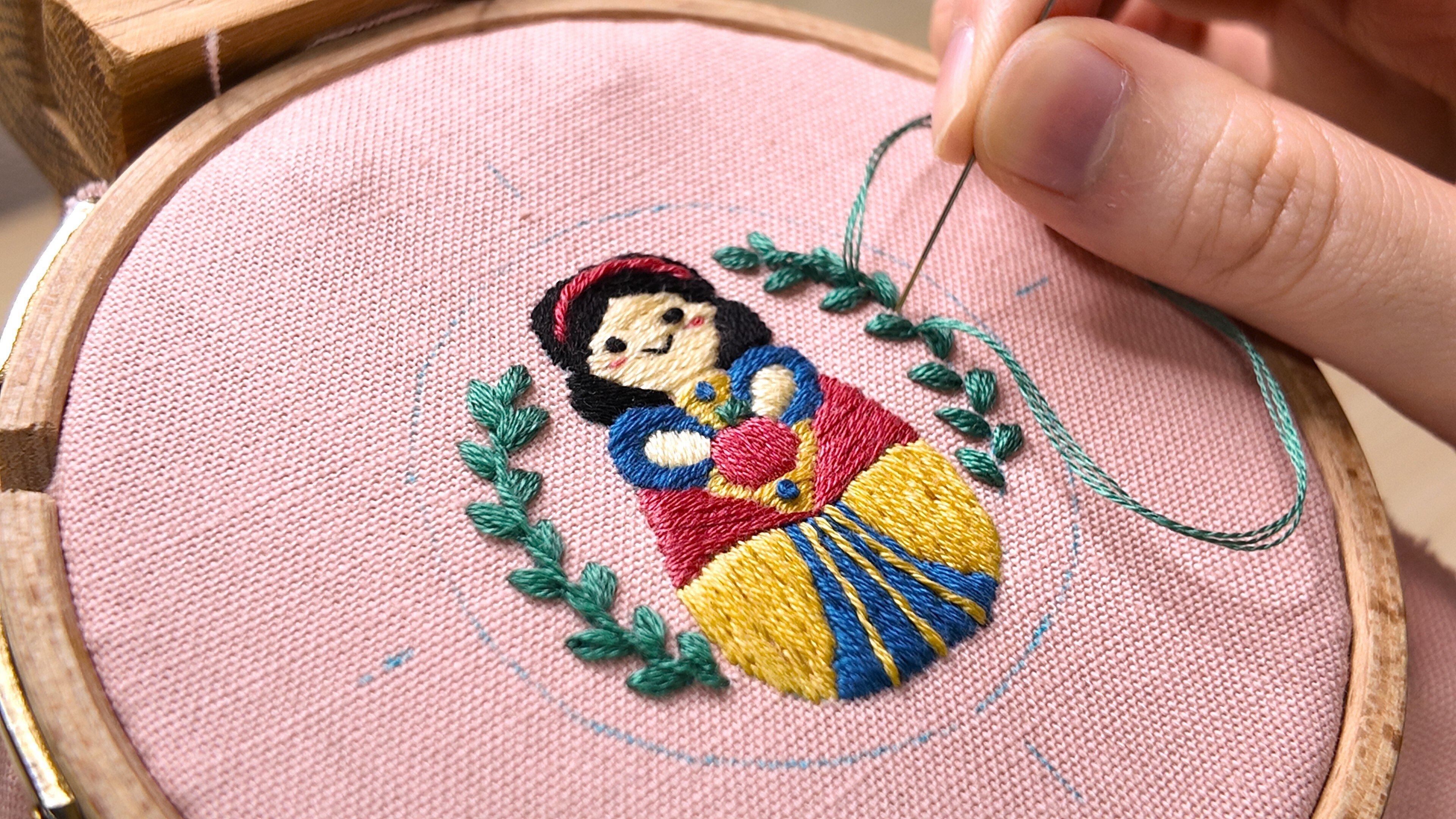 刺繍図案付】白雪姫の刺繍缶バッジ-YouTube解説あり-｜はなめろん