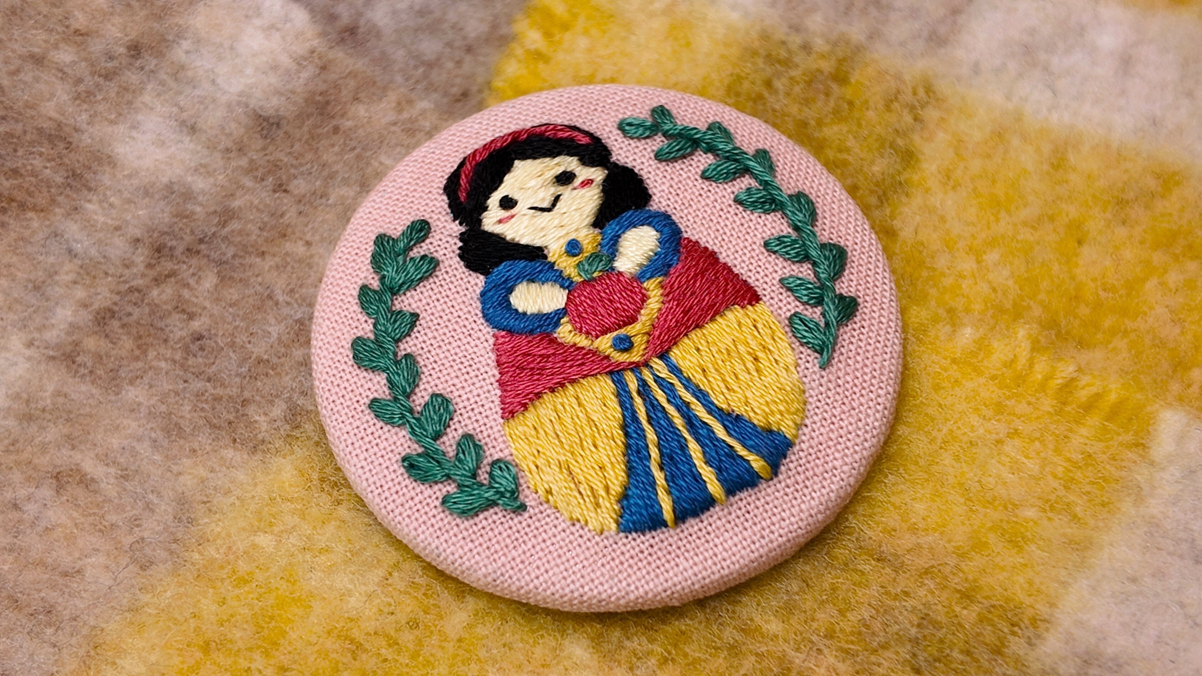 刺繍図案付】白雪姫の刺繍缶バッジ-YouTube解説あり-｜はな