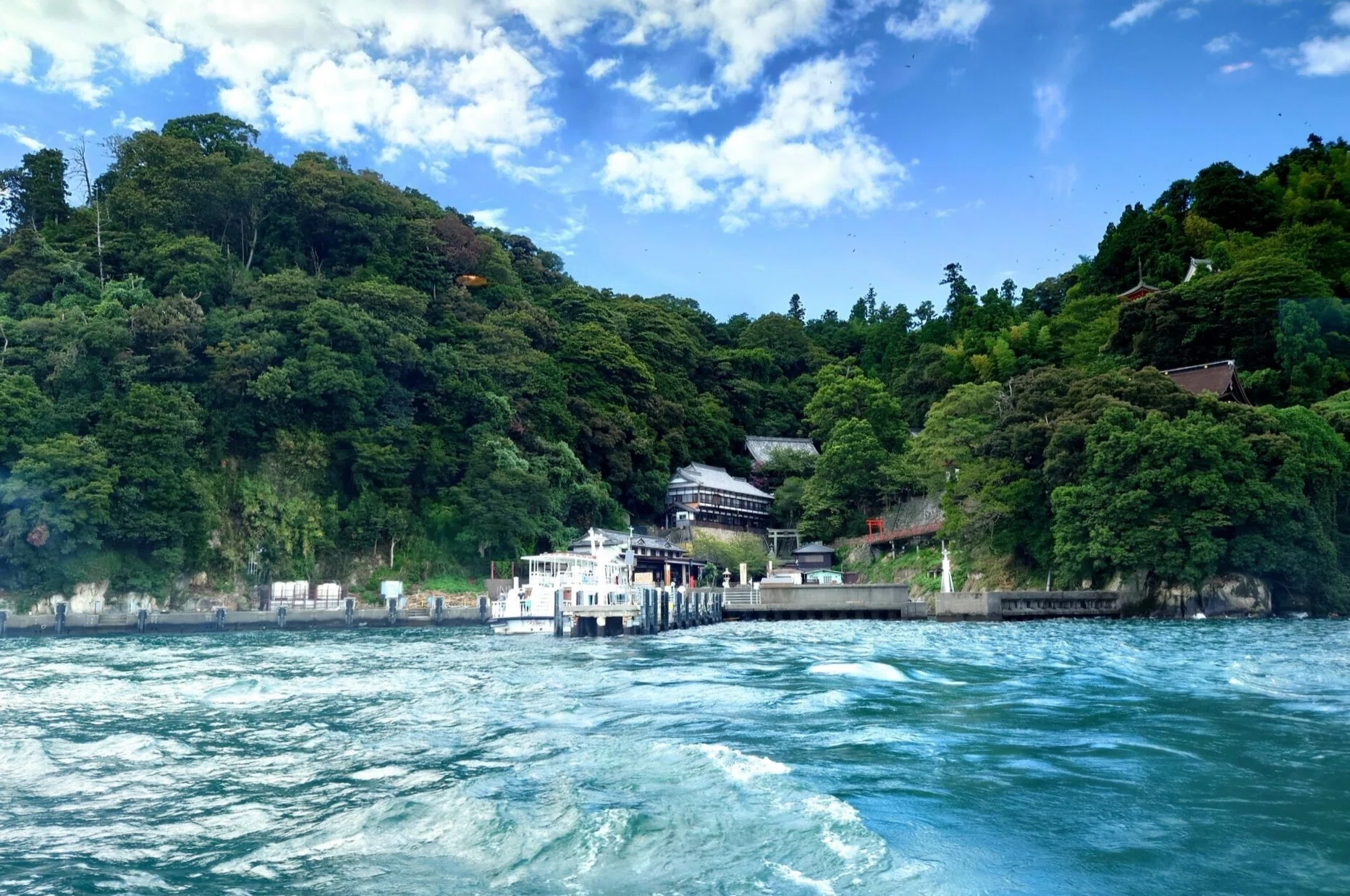 琵琶湖に浮かぶ神秘の島！日本三大弁財天の中で最も古い竹生島の弁財天