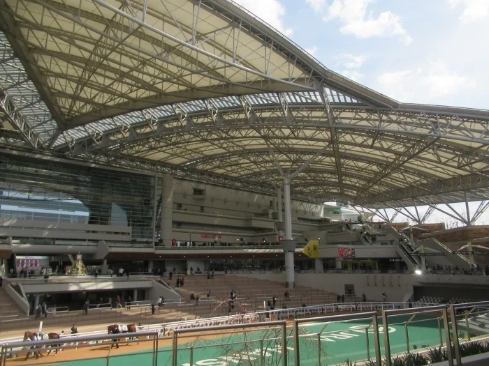 阪神競馬場正門入場後の景色