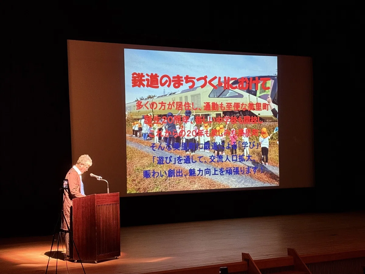 [Archive Available] Over 100 people from inside and outside the town ...