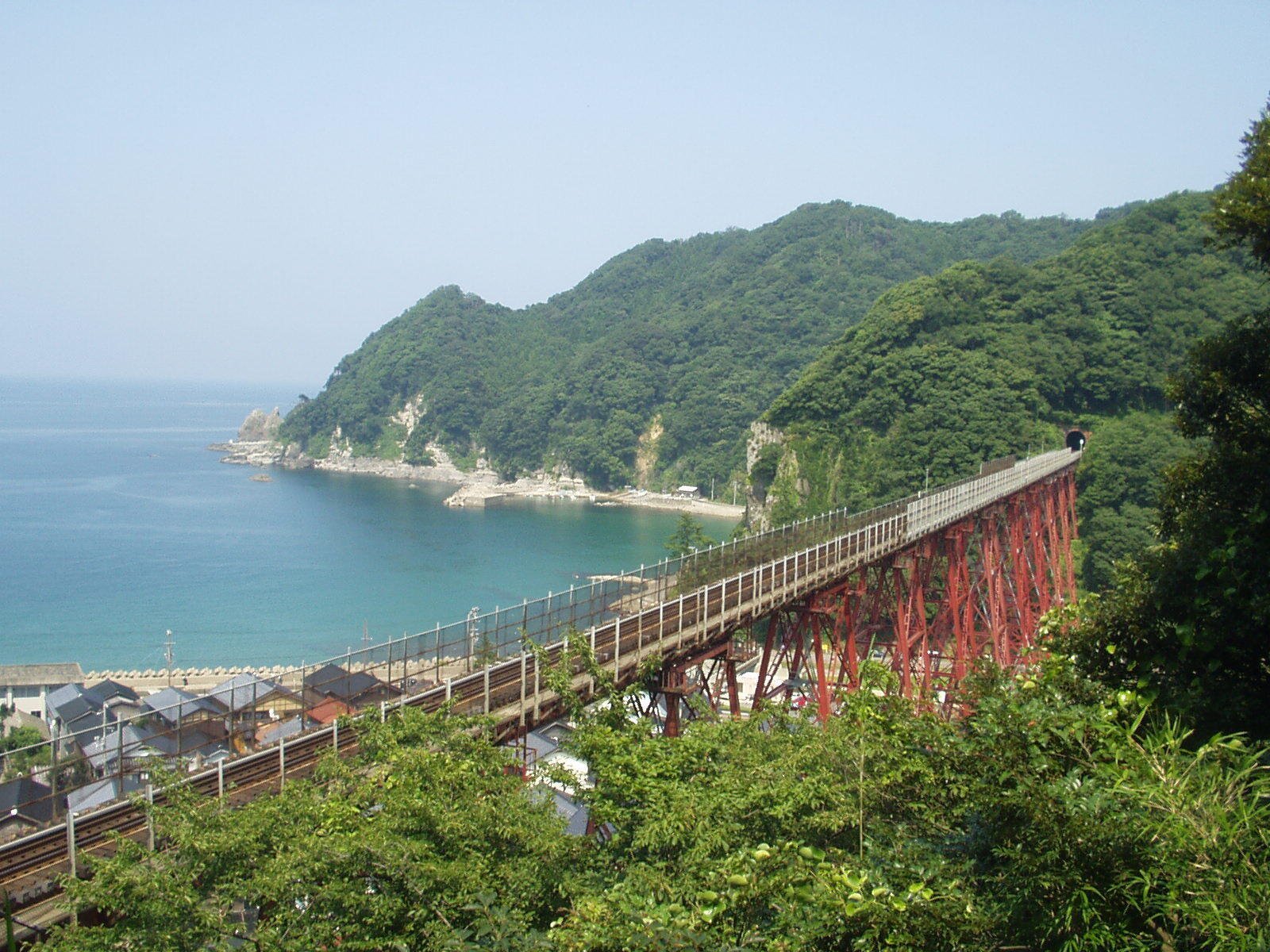 余部鉄橋は今もあるが、赤いトレッスル式橋梁はない。旧余部鉄橋