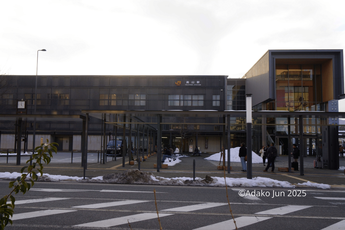 旅情もへったくれもない高山駅（JR東海）｜JunAdako