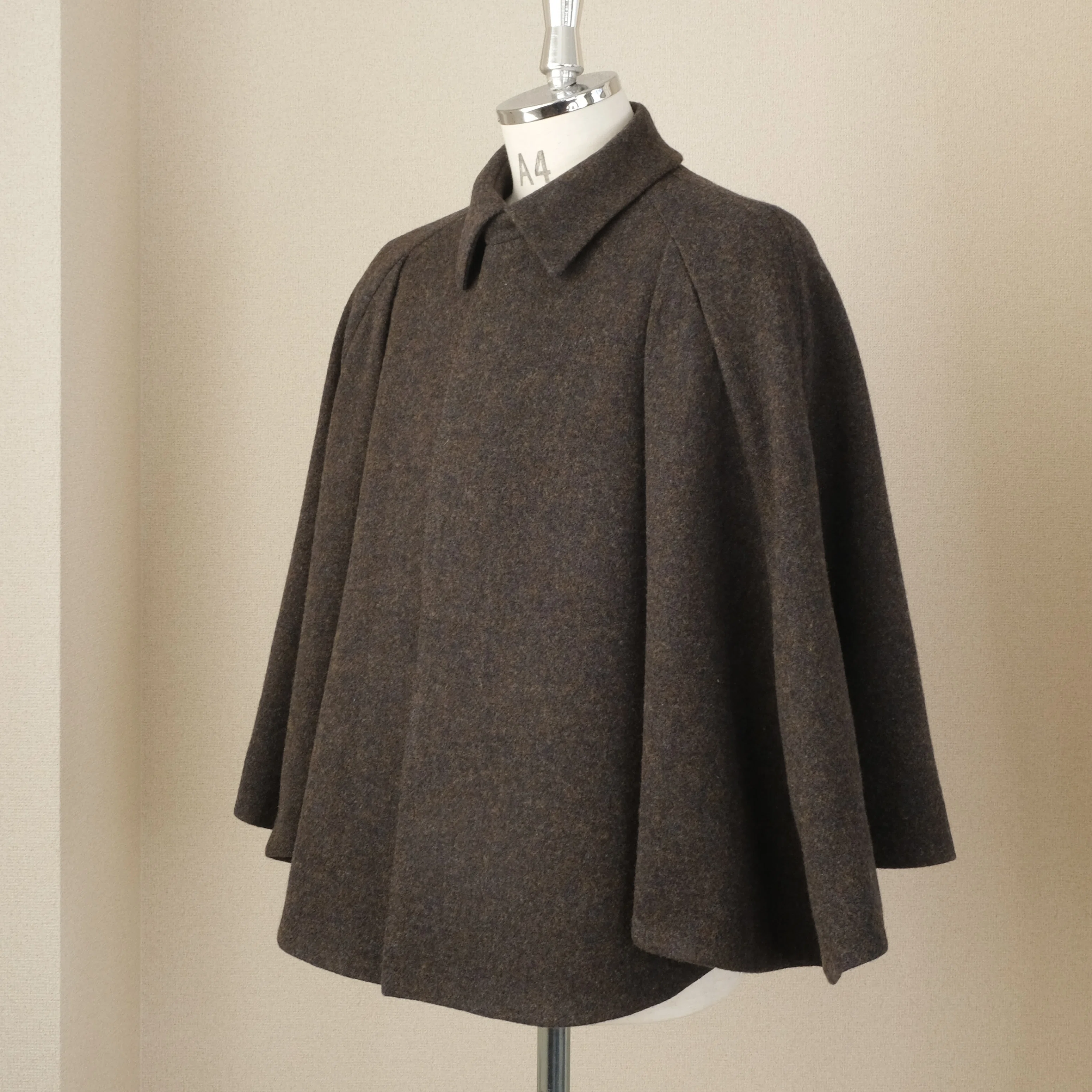 Clothing for a Seated Lifestyle: Men's Cape Coat｜studio_fuku