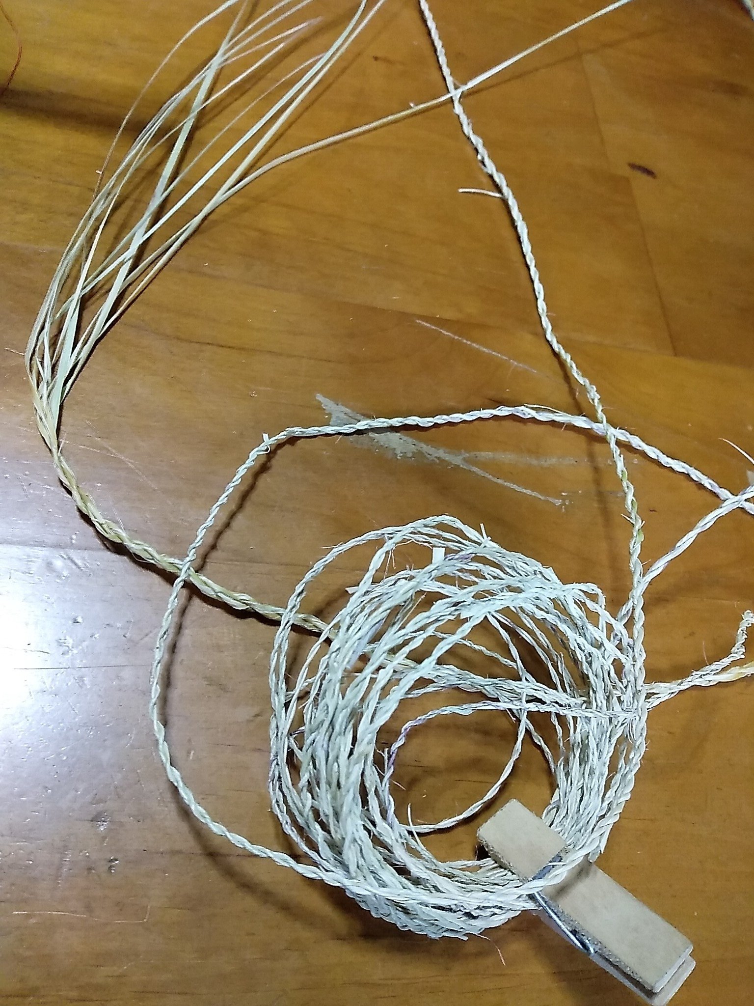 月桃で紐をなう。｜ふじひよ