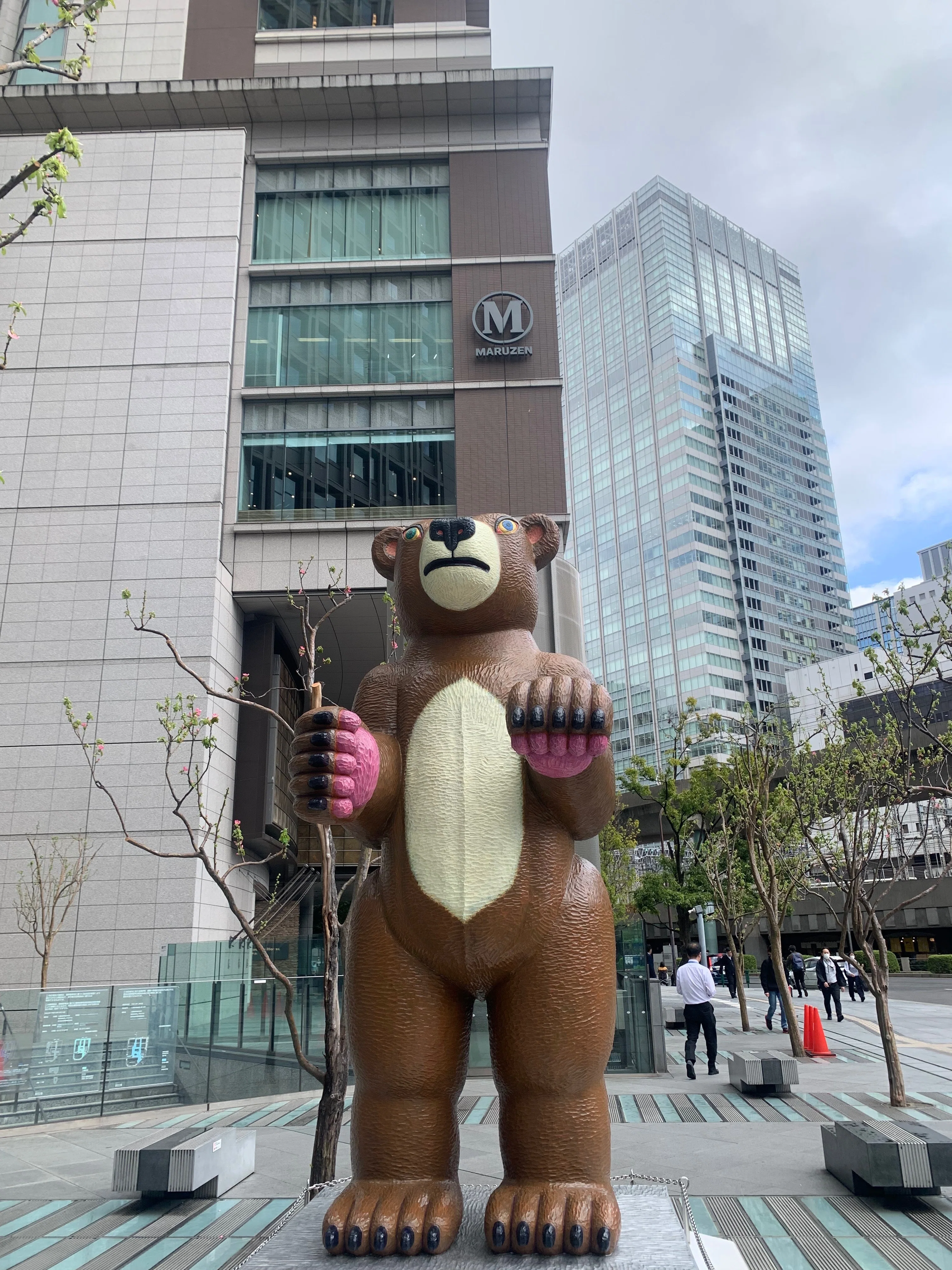 丸の内オアゾの前にいる熊さん、たまには力を抜いてもいいんだよ【三沢