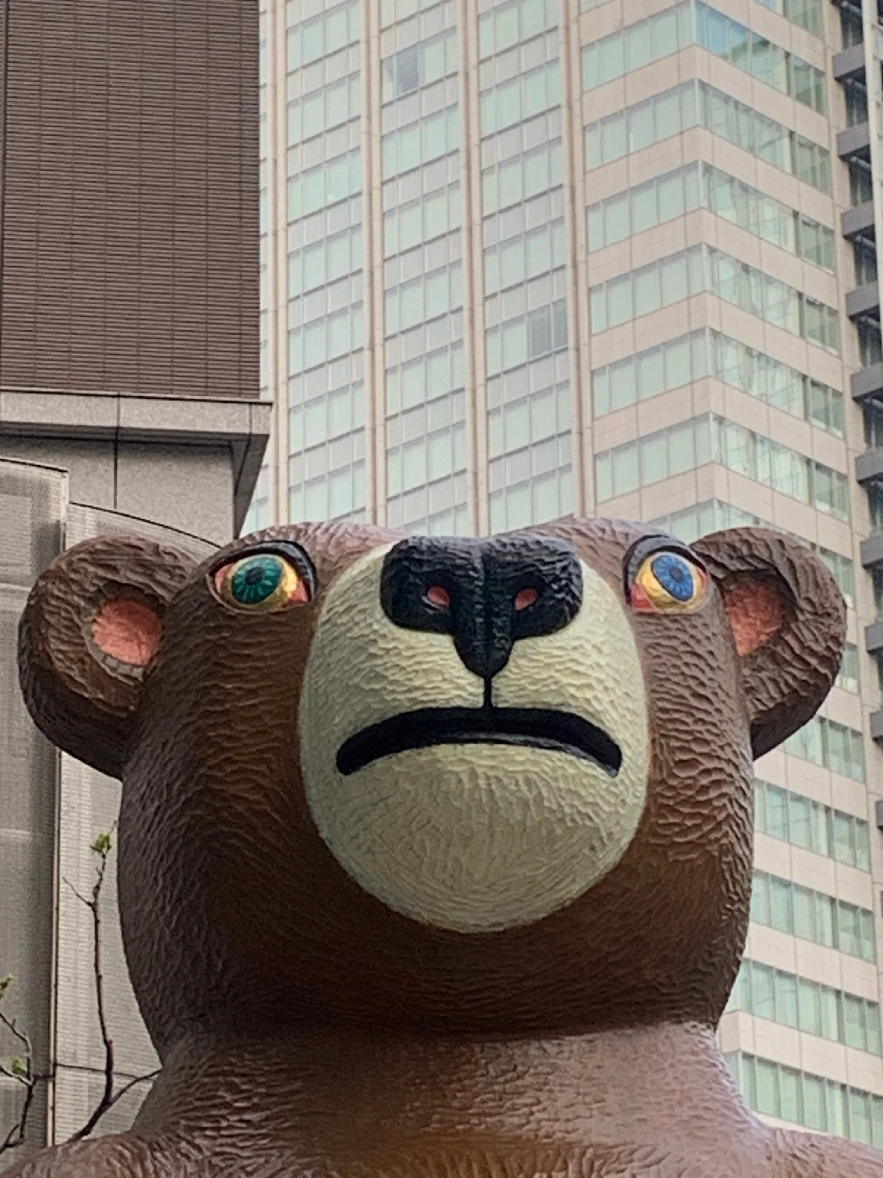 丸の内オアゾの前にいる熊さん、たまには力を抜いてもいいんだよ【三沢