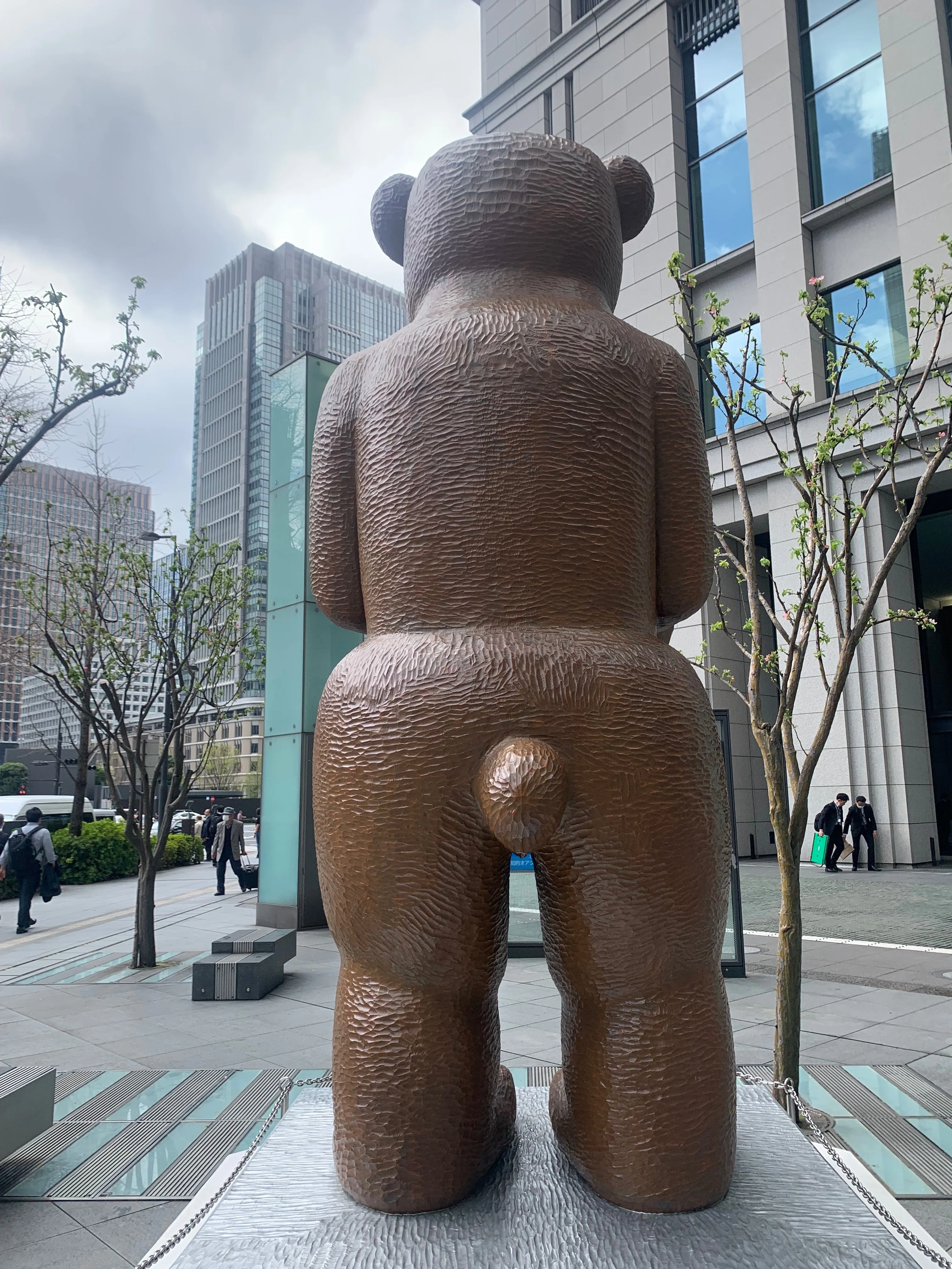 丸の内オアゾの前にいる熊さん、たまには力を抜いてもいいんだよ【三沢