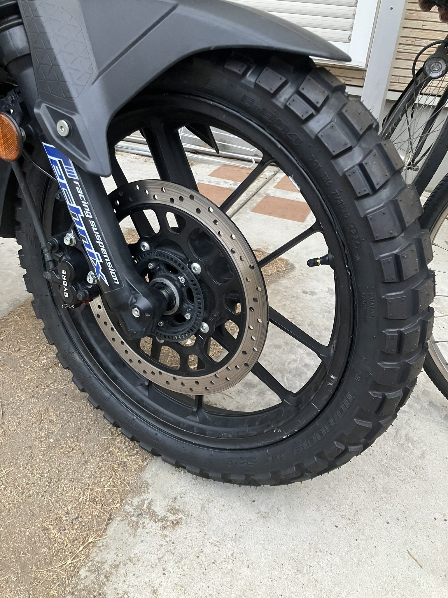 Vストローム250SXフロントホイール、タイヤセット！ Vストローム250SXフロントホイール、タイヤセット！ - メルカリ