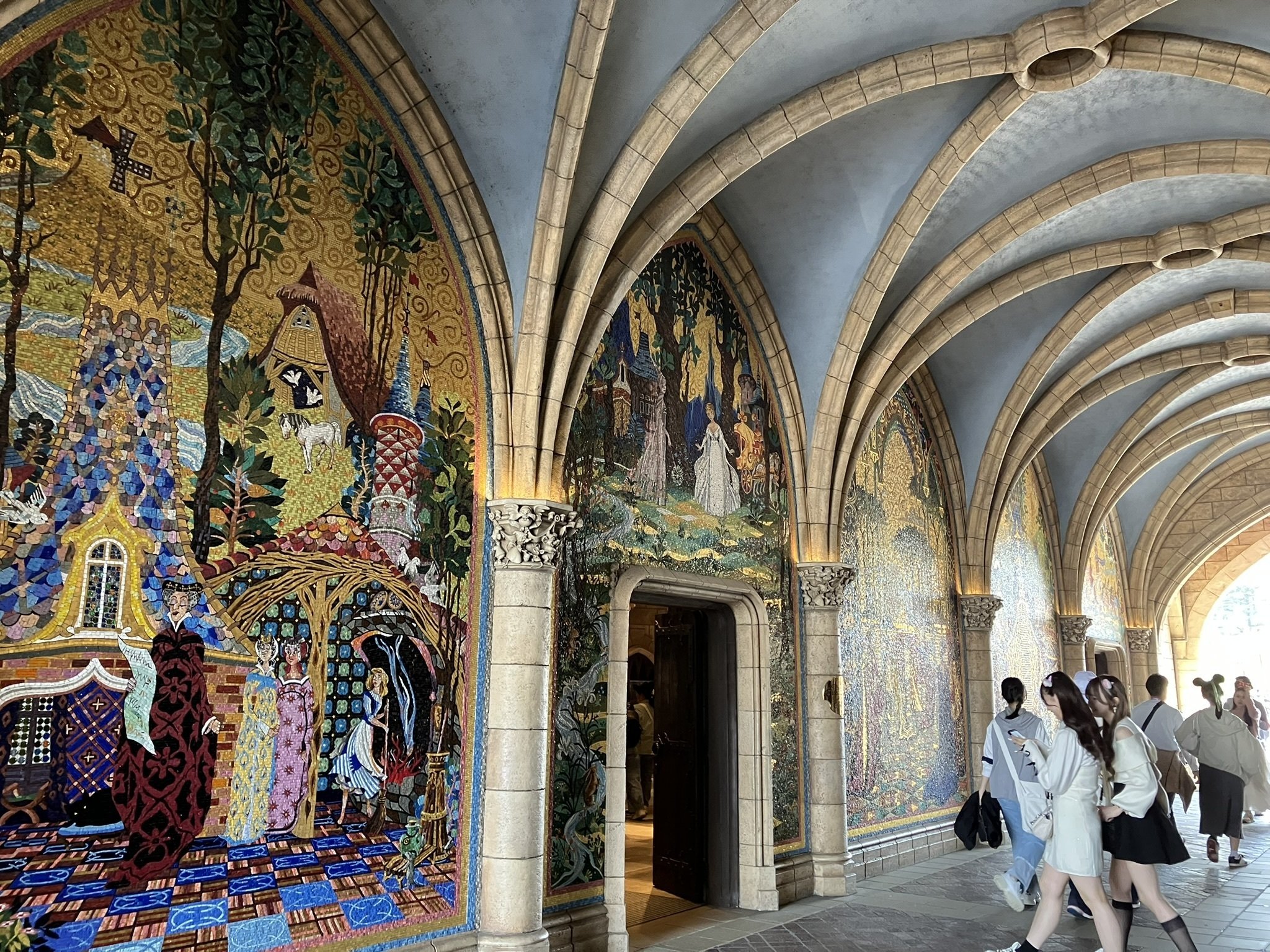 ディズニー観察「シンデレラ城、ここを見てる」｜すたみな子