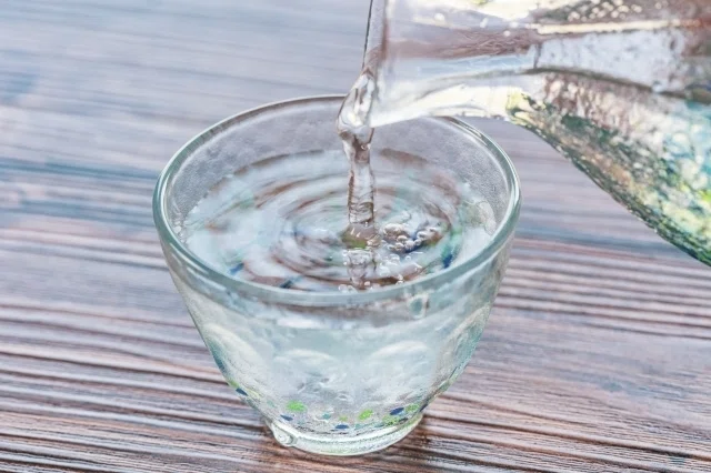 日本酒を注ぐ