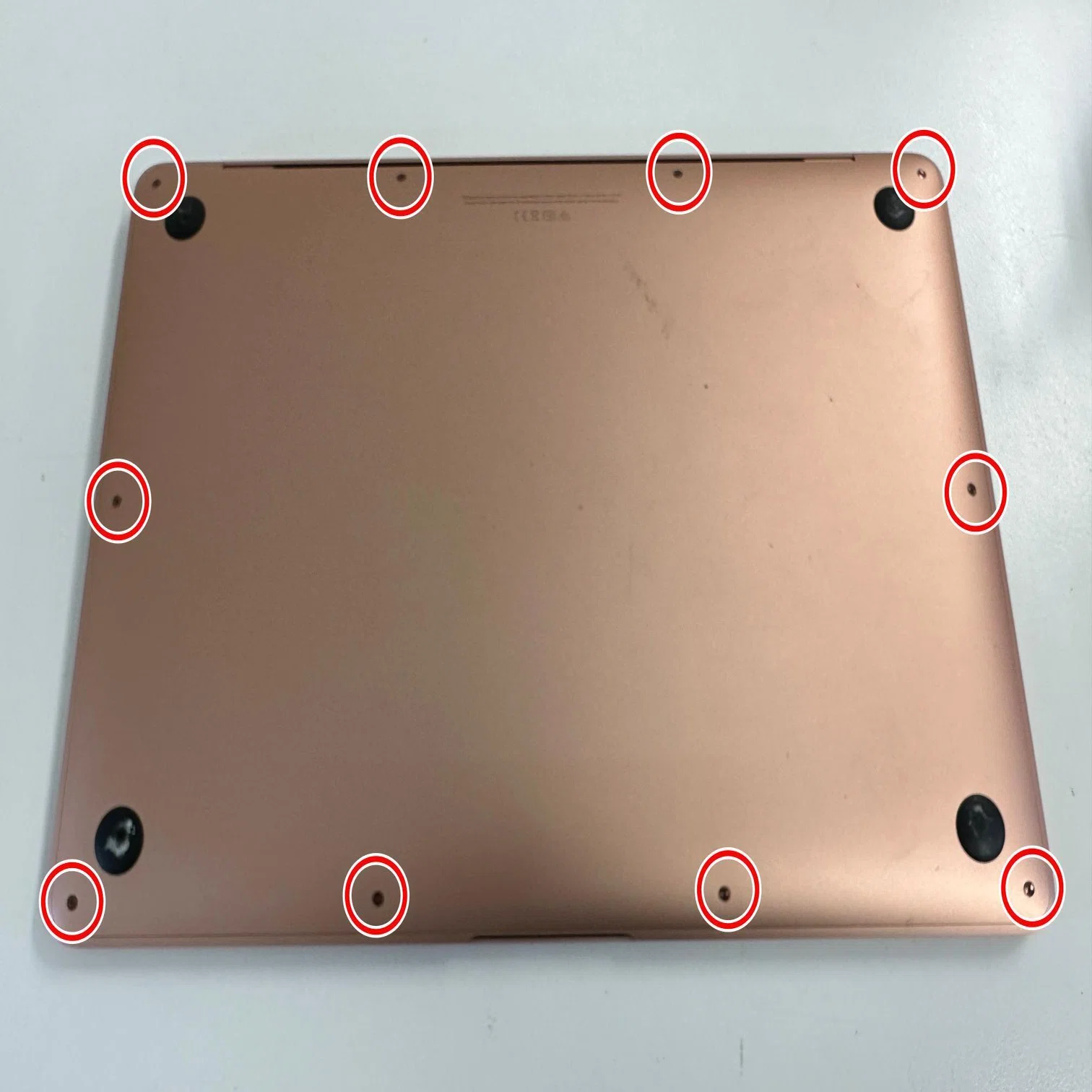 MacBook Air(13inch 2020)の画面交換を34980円で対応中！液漏れにより 