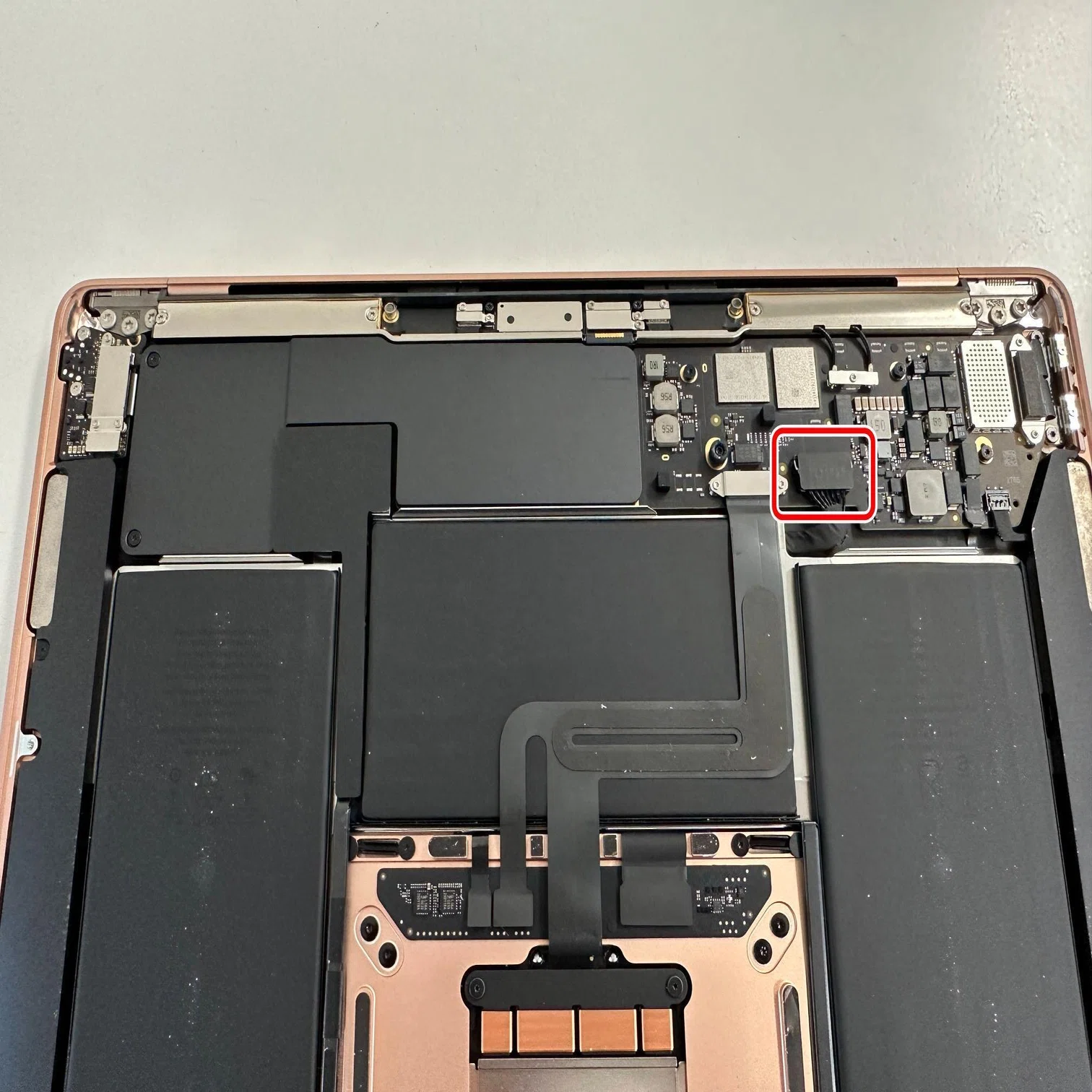 MacBook Air(13inch 2020)の画面交換を34980円で対応中！液漏れにより 