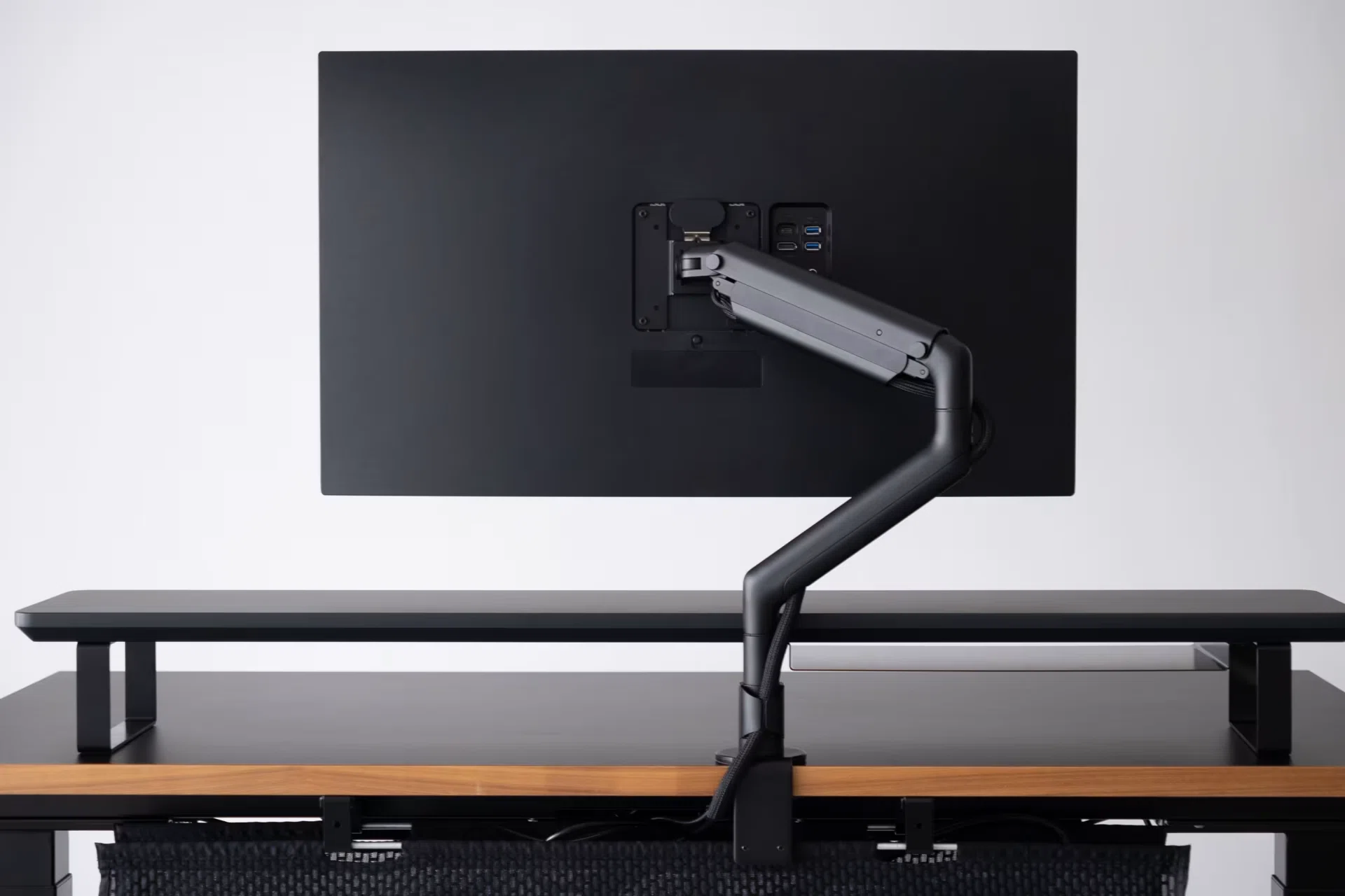 PREDUCTS Monitor Armが気になる！デスクシェルフとの相性抜群の