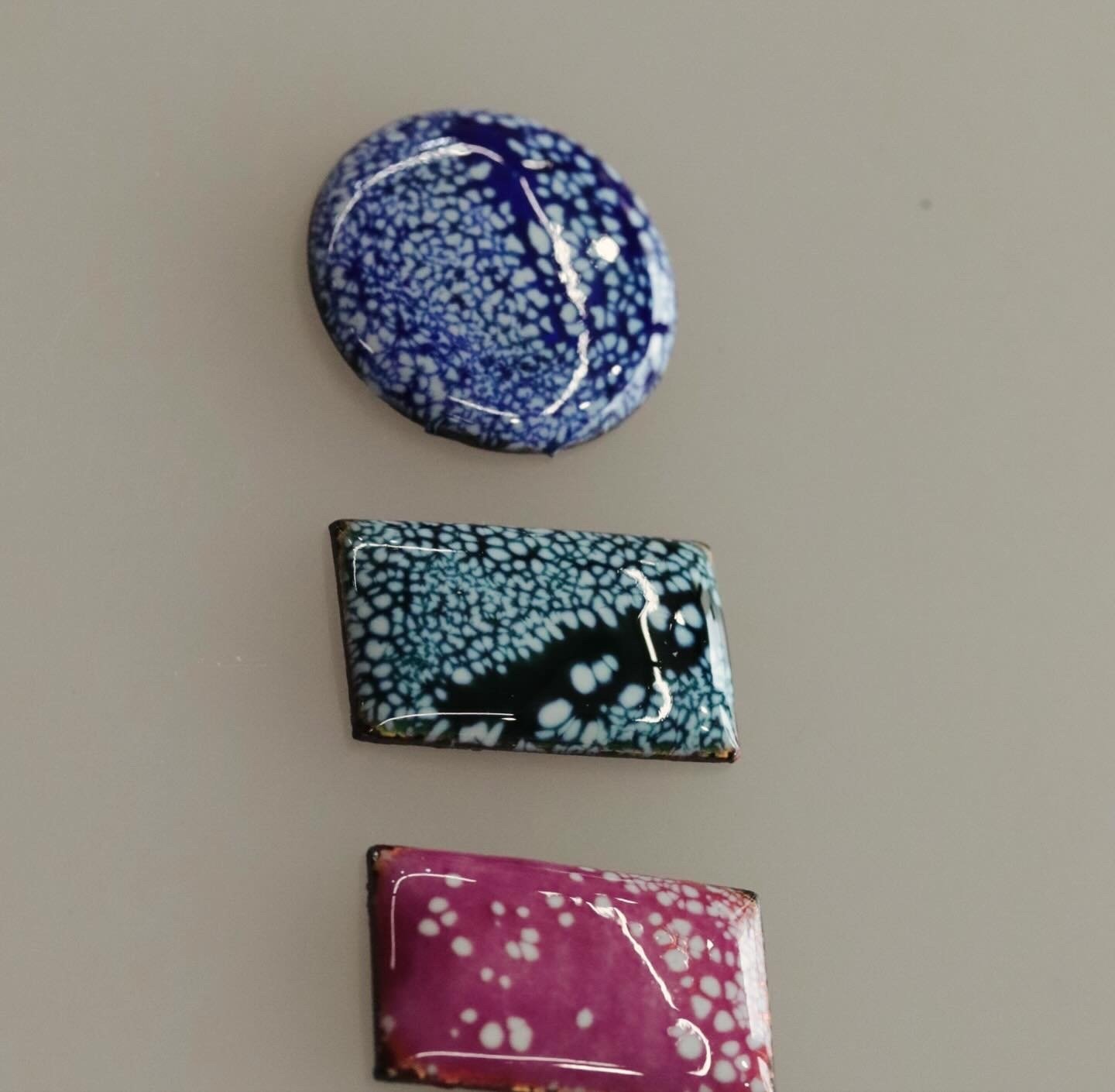 魅力的な七宝焼 その9｜七宝焼の噴釉（ふんゆう） 偶然の美しさと