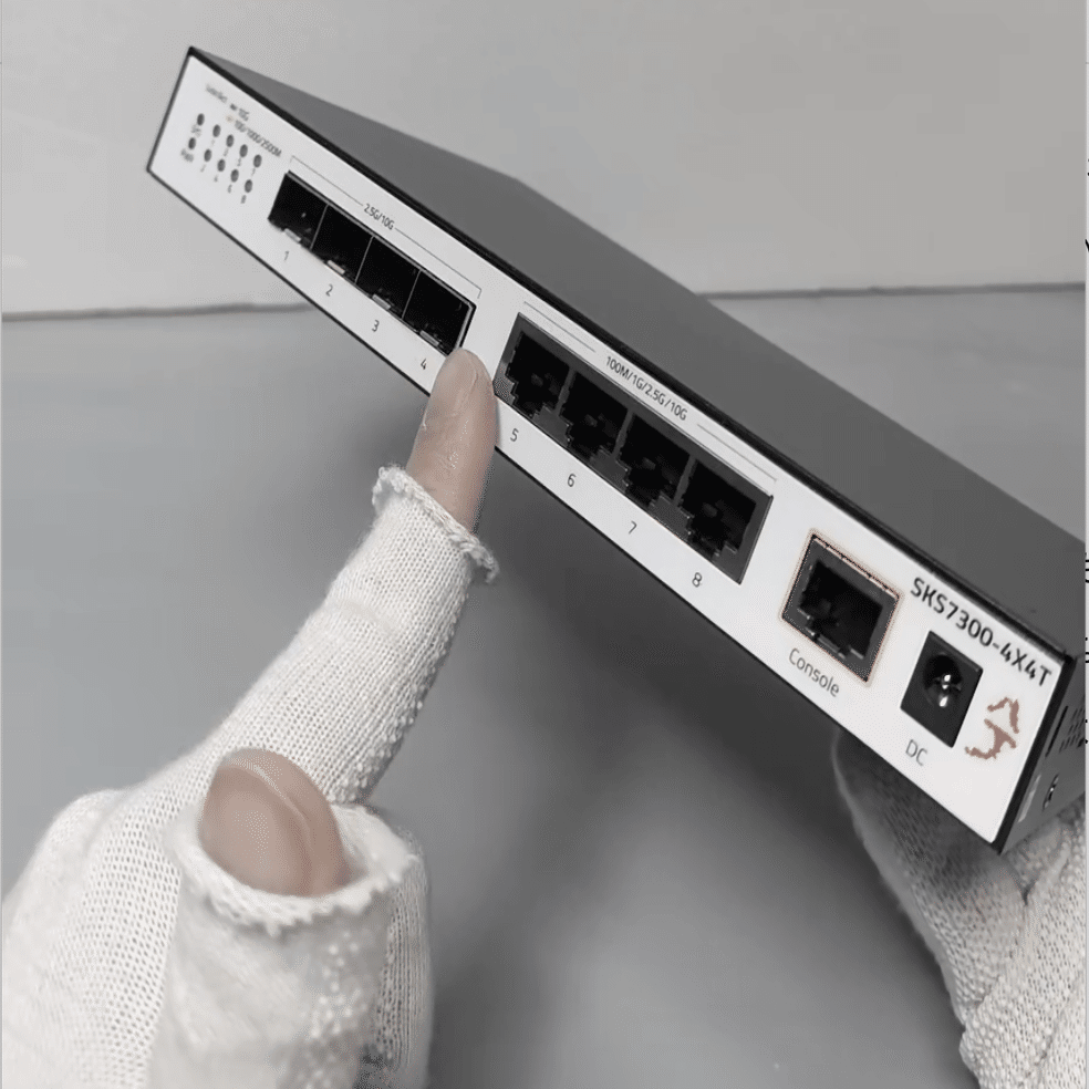 実機レビュー】Xikestor SKS7300-4X4Tの使用感｜重藤 六