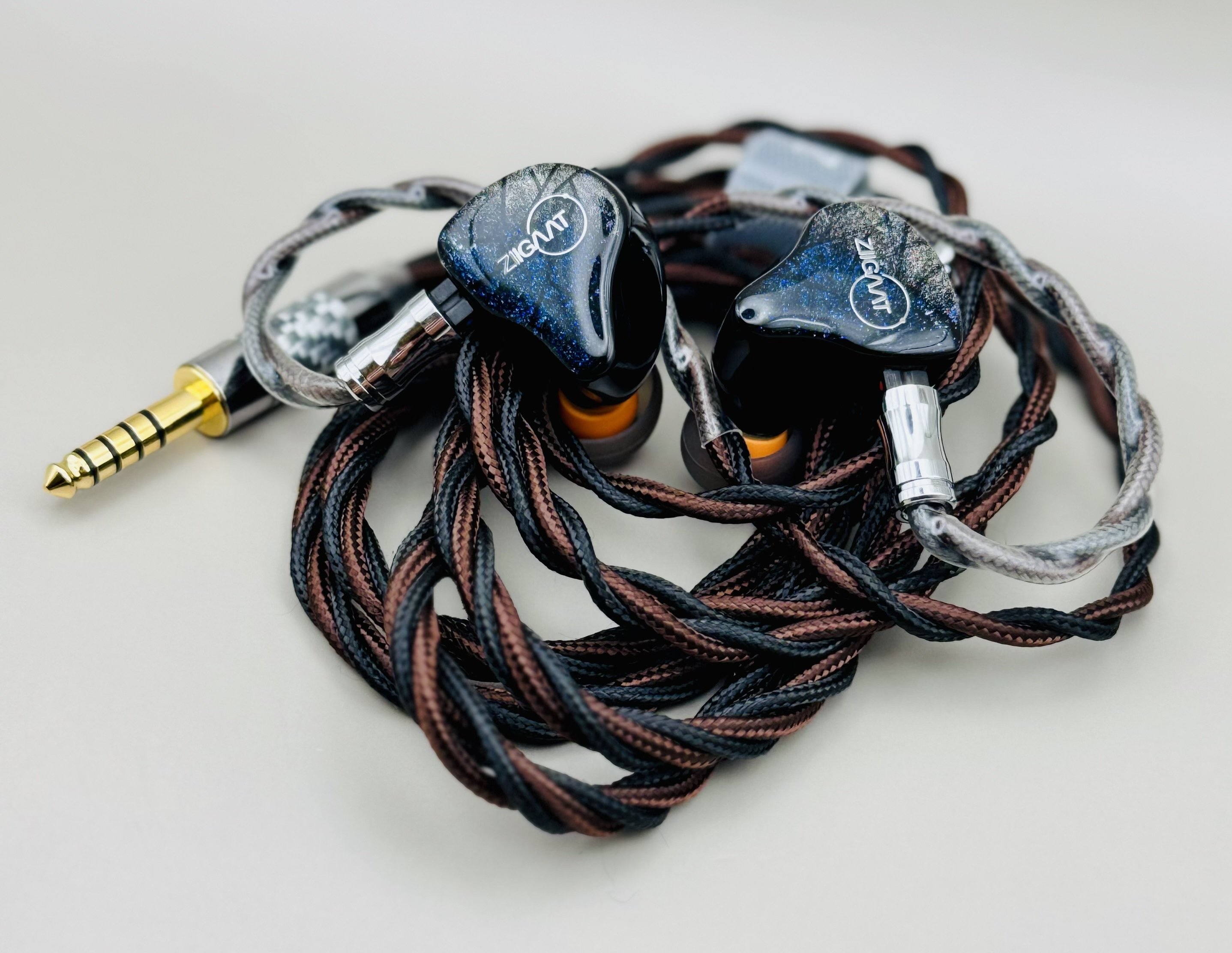 Linsoul ZiiGaat Lushハイブリット型(4BA 1DD)ハイエンド