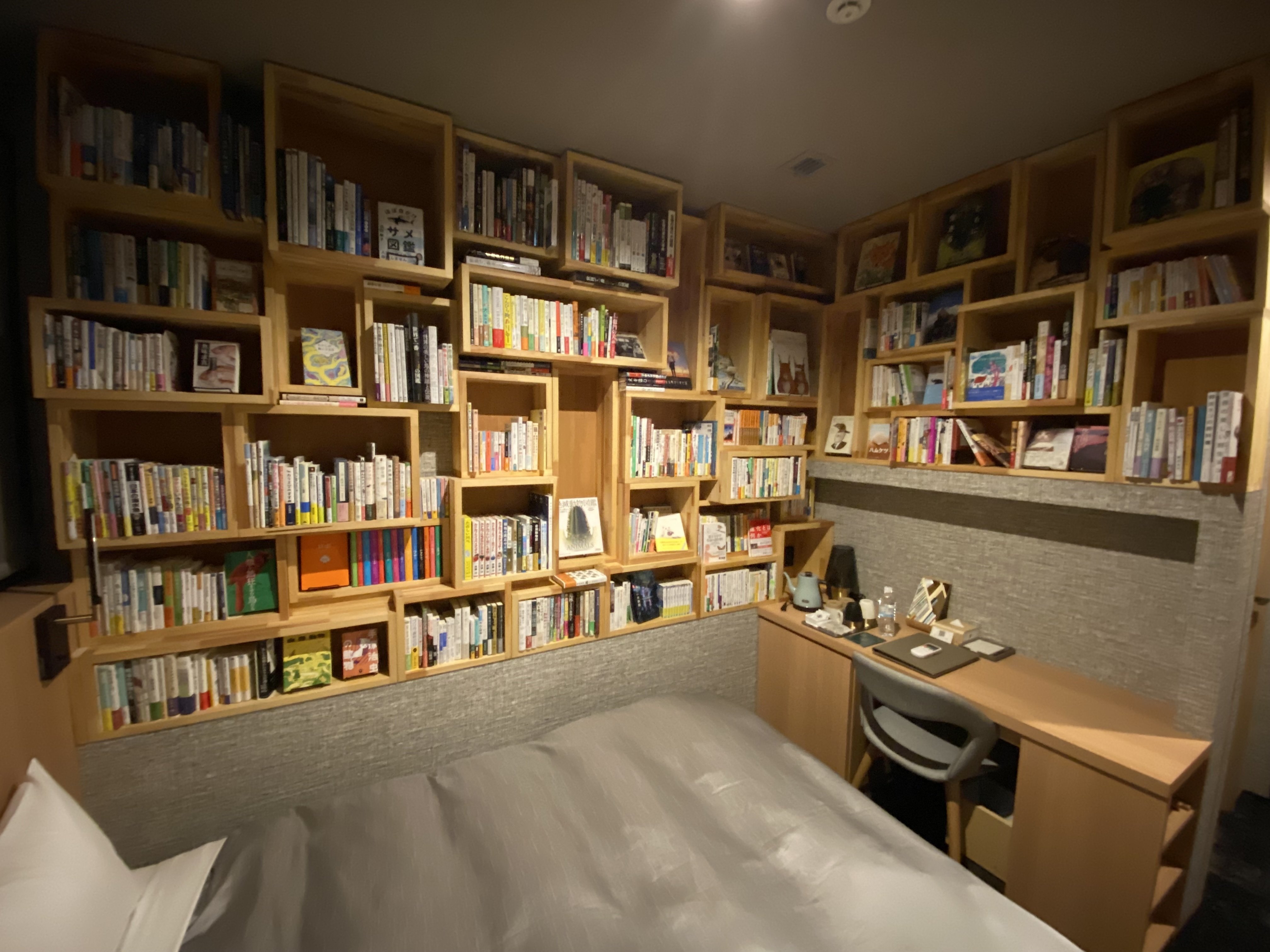 ブックホテルに泊まれば朝まで本が読めるのだろうか｜つみもと