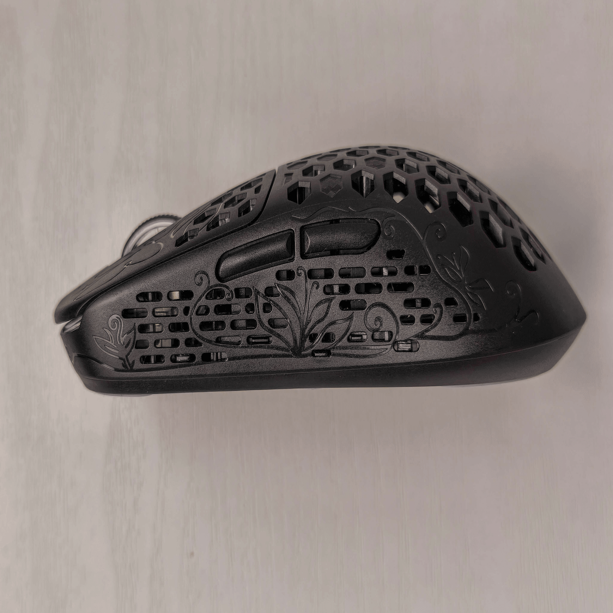 レビュー】UNIUS BLACK LOTUS CARBON 8K｜蝶模様が施された最