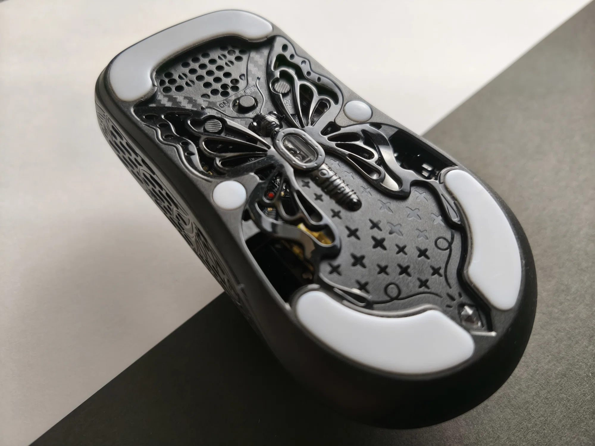レビュー】UNIUS BLACK LOTUS CARBON 8K|蝶模様が施された最高級 レビュー】UNIUS BLACK LOTUS CARBON 8K|蝶模様が施された最高級